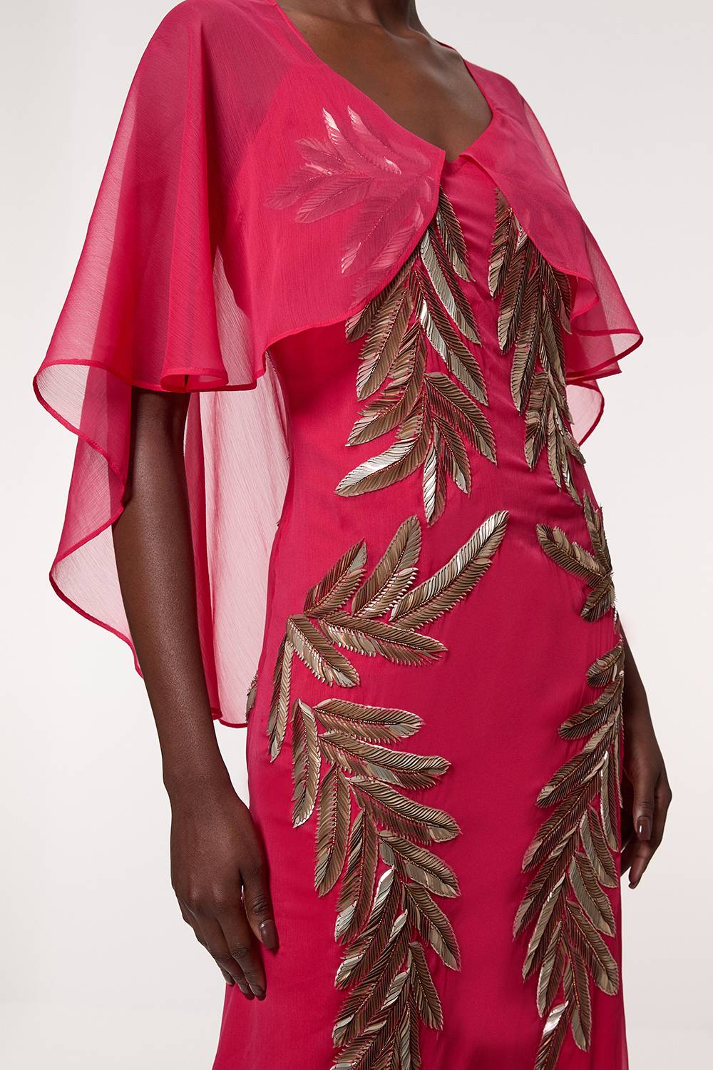 KarenMillen Robe Longue Tissée À Manches Cape Et Ornements De Plumes Pour Femmes Grandes