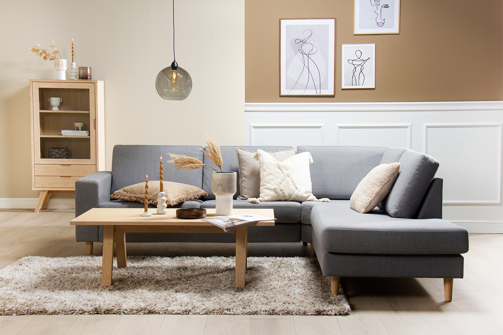 Hedda sofa Tekstil Inari 3 Grey med, hvitoljede eikeben (1) og 18 cm ar