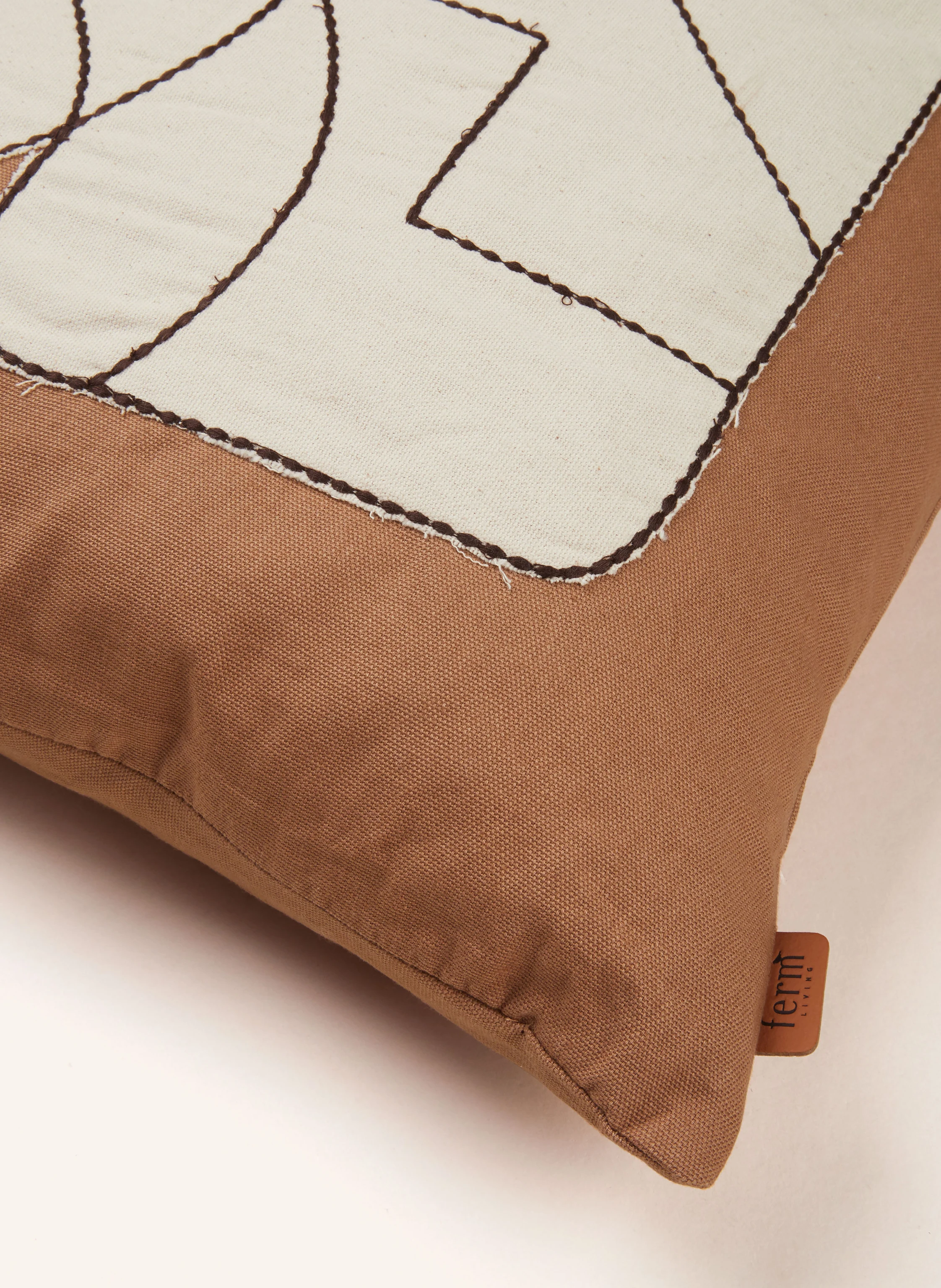 Ferm LIVING Dekokissen FIGURE mit Daunenfüllung