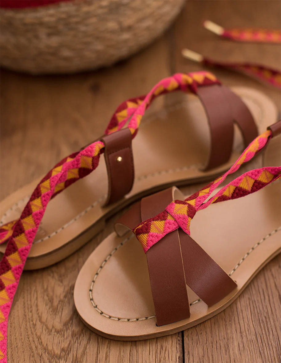 Sandales plates Zoé - Cuir cognac jacquard ethnique