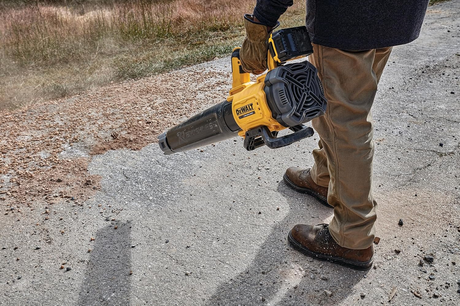 DEWALT Souffleur Brushless XR 18V 5Ah Li-Ion - Souffleur Électrique Portable sans Fil - Volume d'Air 450cfm - Vitesse 200km/h - 3,1 kg DCMBL562N-XJ