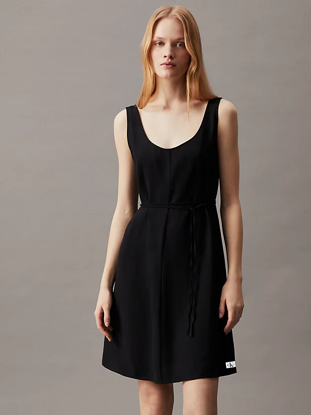 Vestido de sarja macia com nó na cintura.