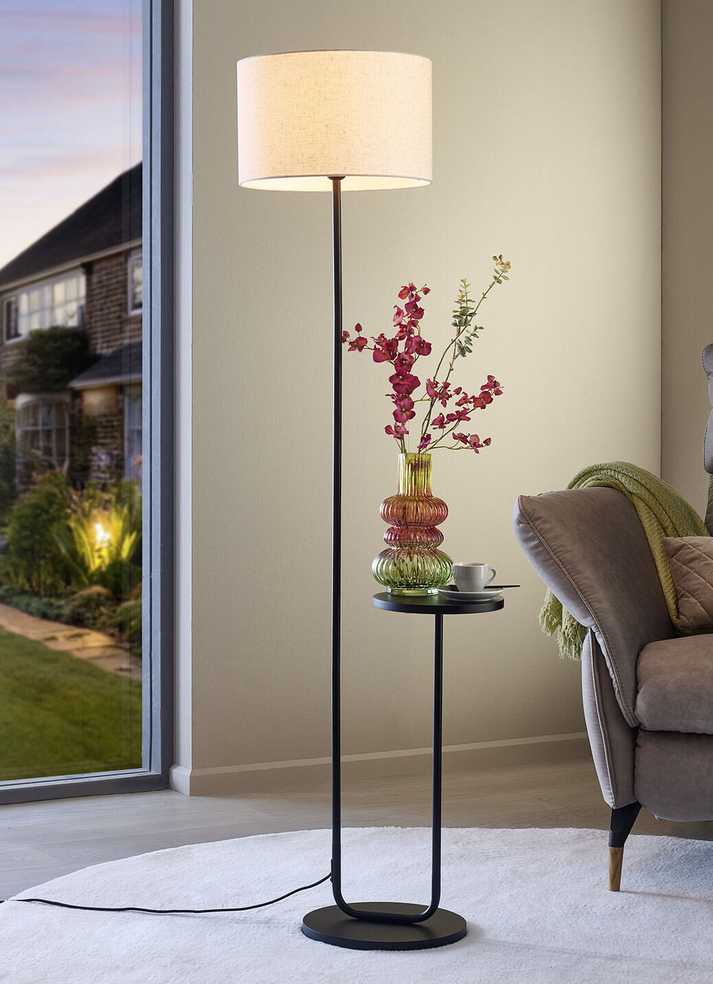 Stylishe Stehlampe mit integriertem Tisch