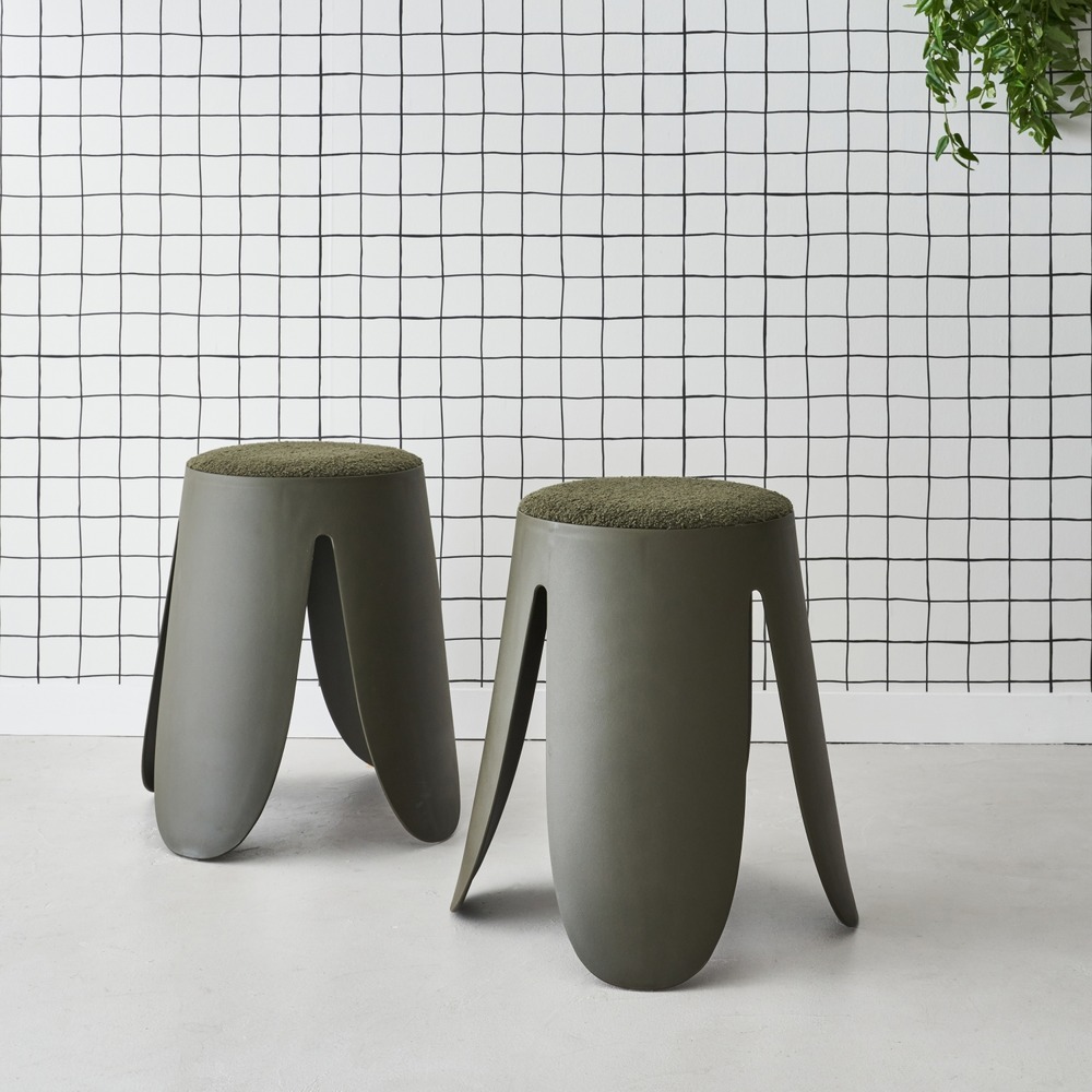 Set de 2 tabourets empilables vert foncé . Bouclette texturée. Niki. Ø30 / 44 x h46cm