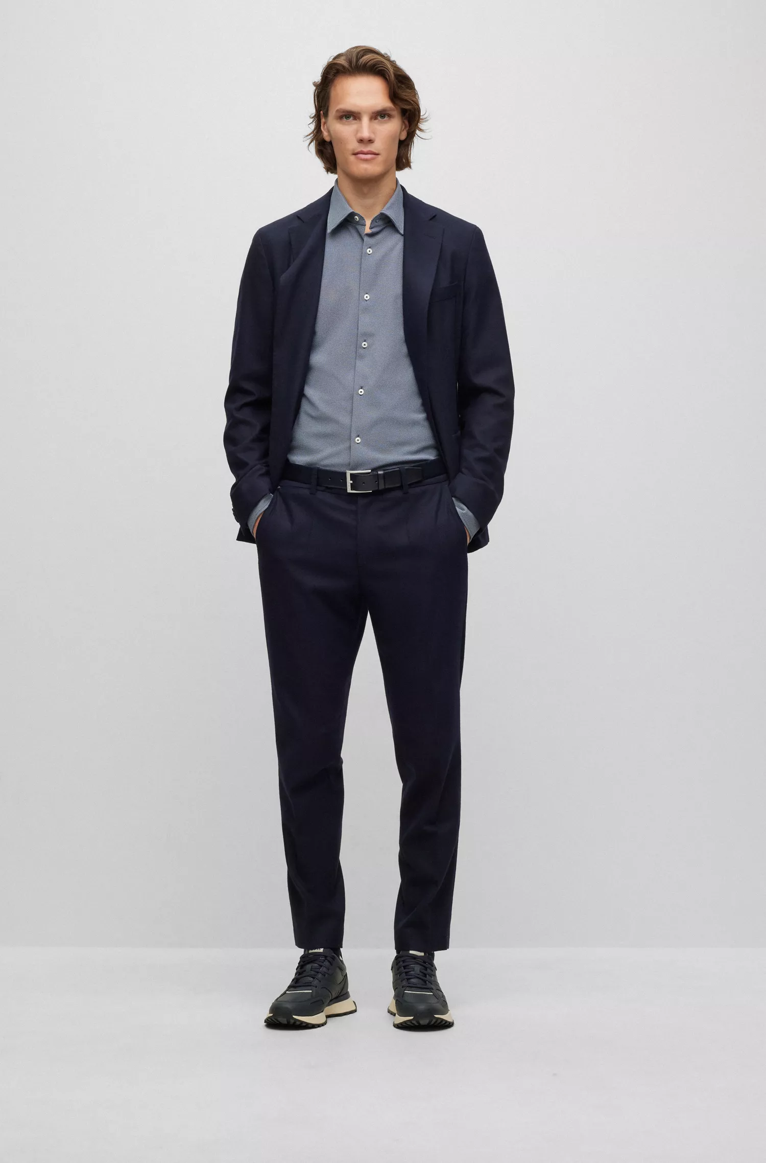 Camisa BOSS preta de corte regular em tecido estruturado de alta performance com elasticidade.
