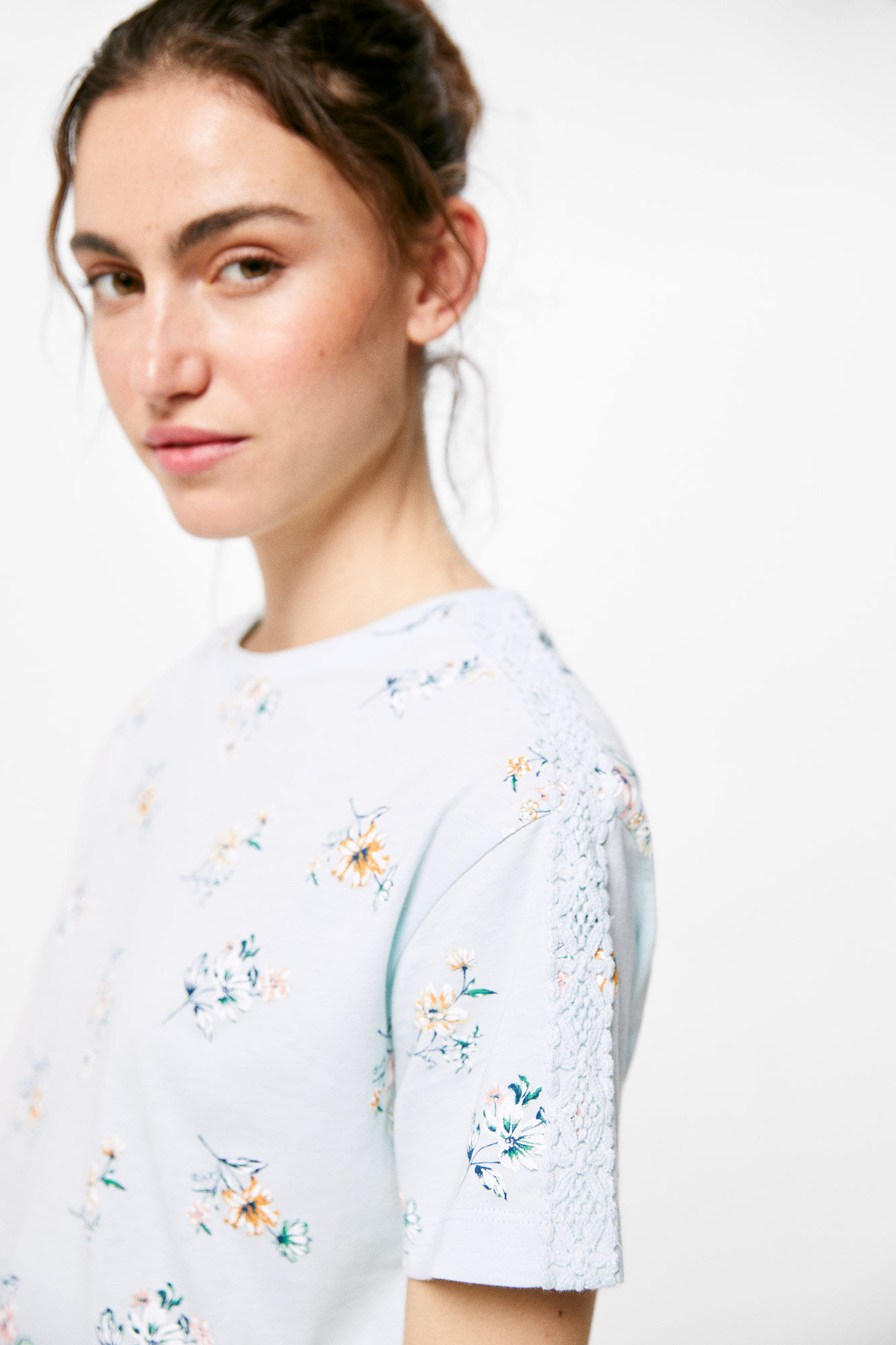 Camiseta CROC™et com estampa de ombro