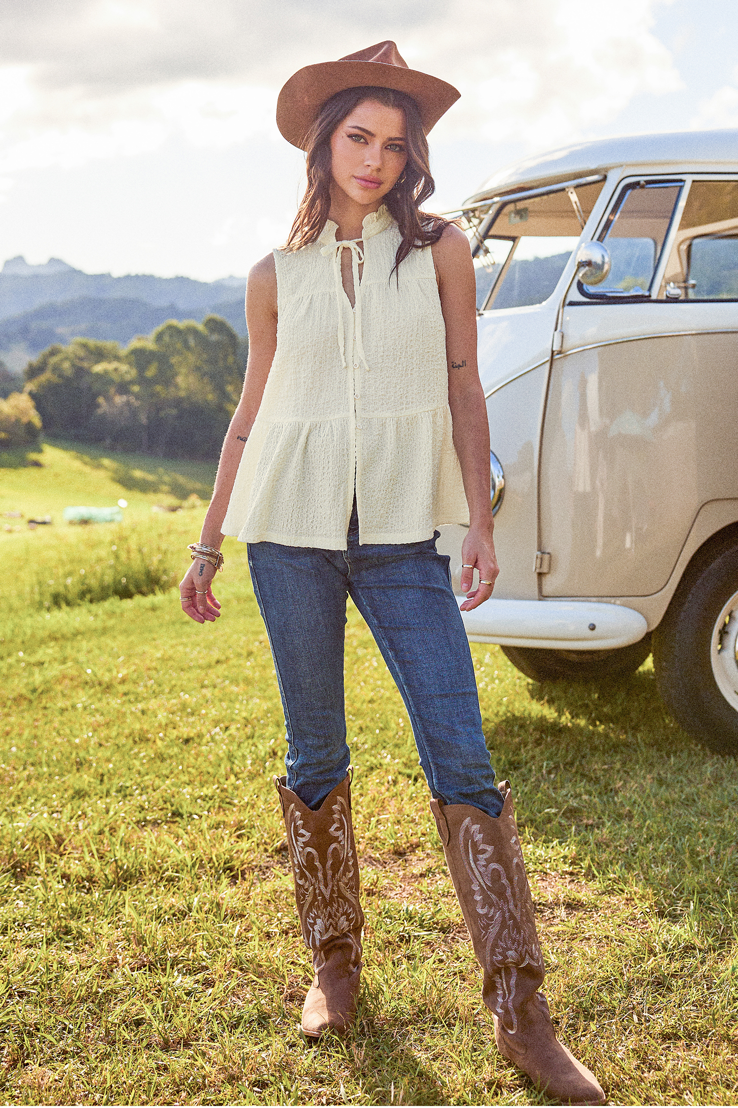 Blouse sans manches à col fendu beige
