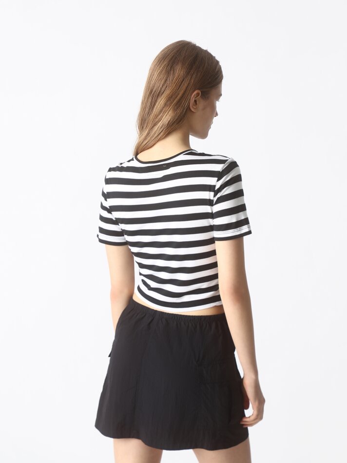 Camiseta cropped listrada - Cru/preta