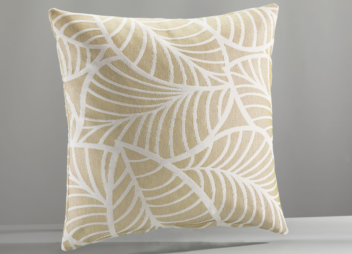Tagesdecke und Kissenbezüge mit naturnahen Blättermotiven