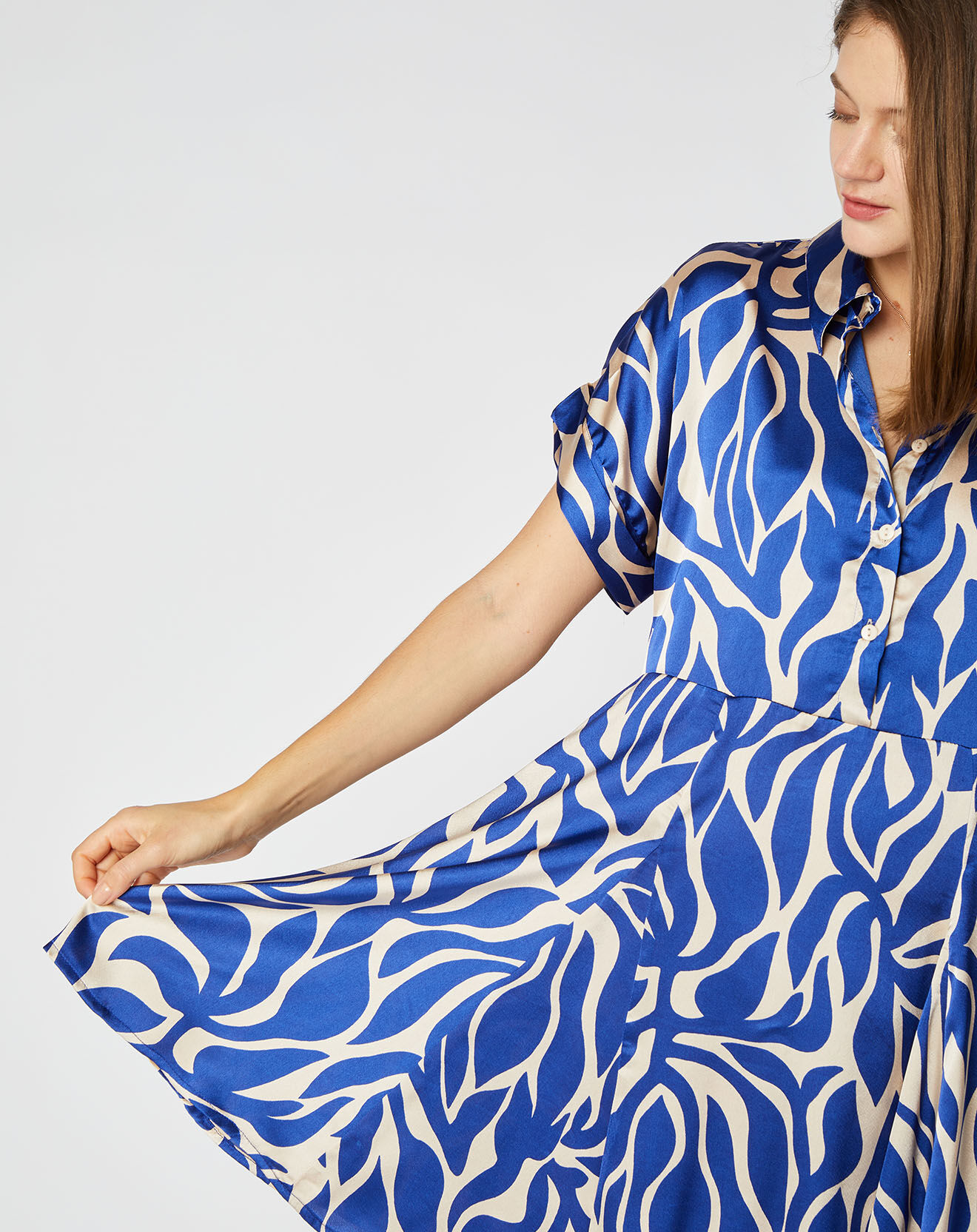 An'ge Robe courte Audrey effet satiné à motifs bleu/écru