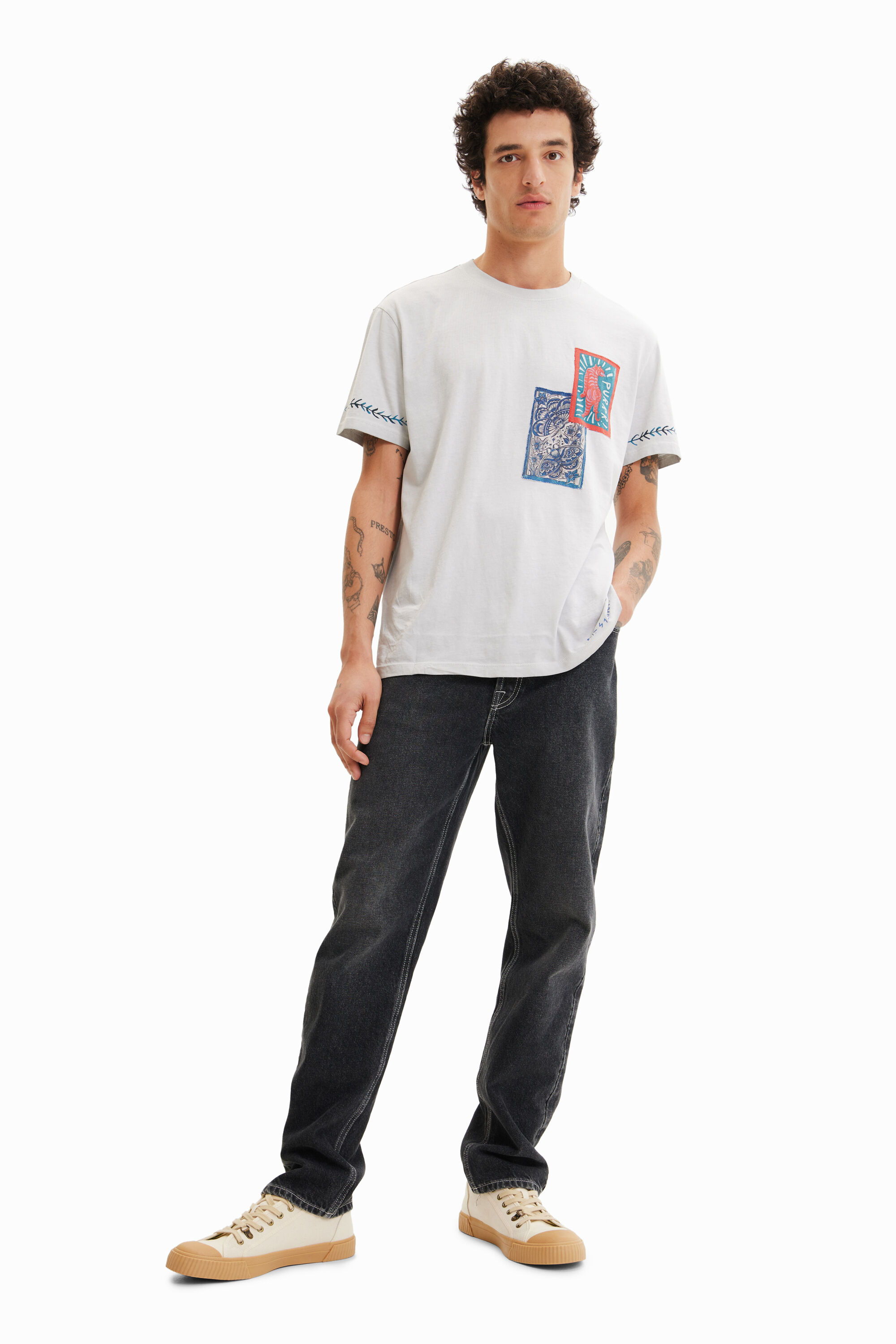T-shirt avec patchs et imprimés