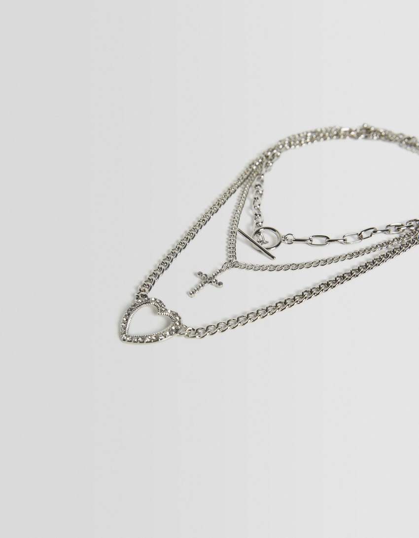 Conjunto de 3 colares com pingente de coração e strass.