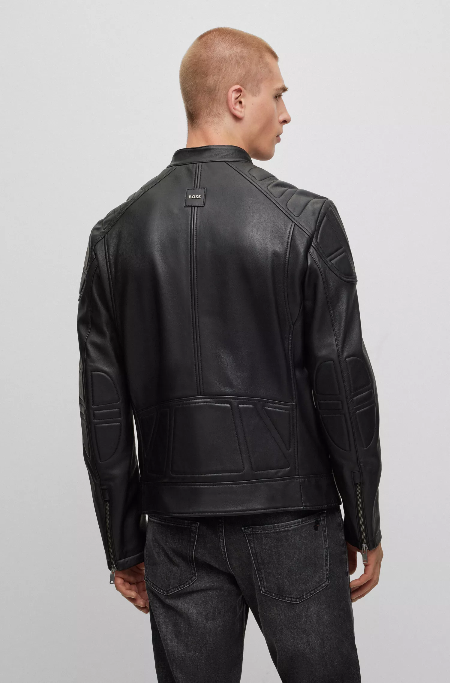 Jaqueta de couro BOSS laranja, corte slim, estilo motociclista, com acolchoamento.