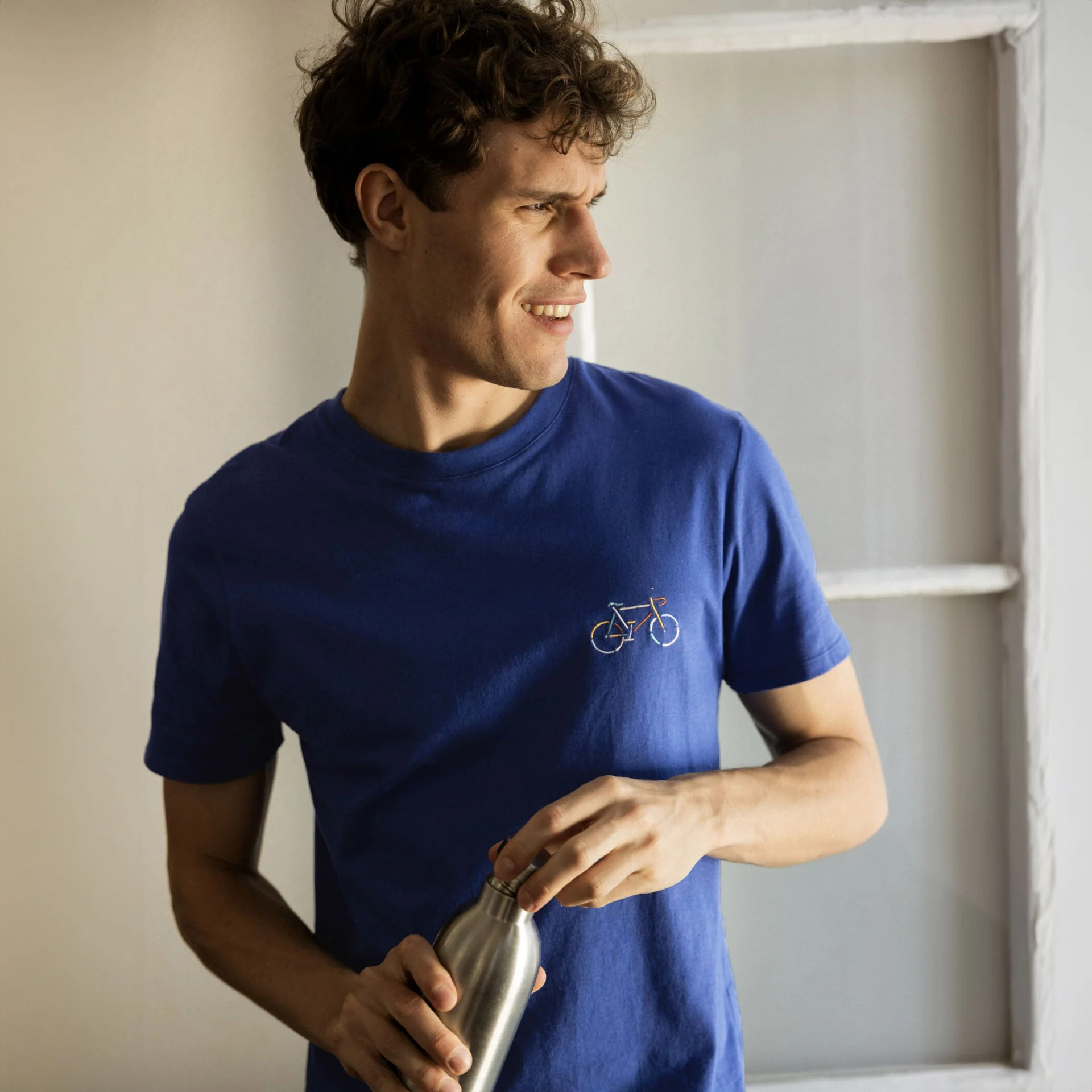 T-shirt bleu indigo vélo brodé coton et coton recyclé - modèle arcy