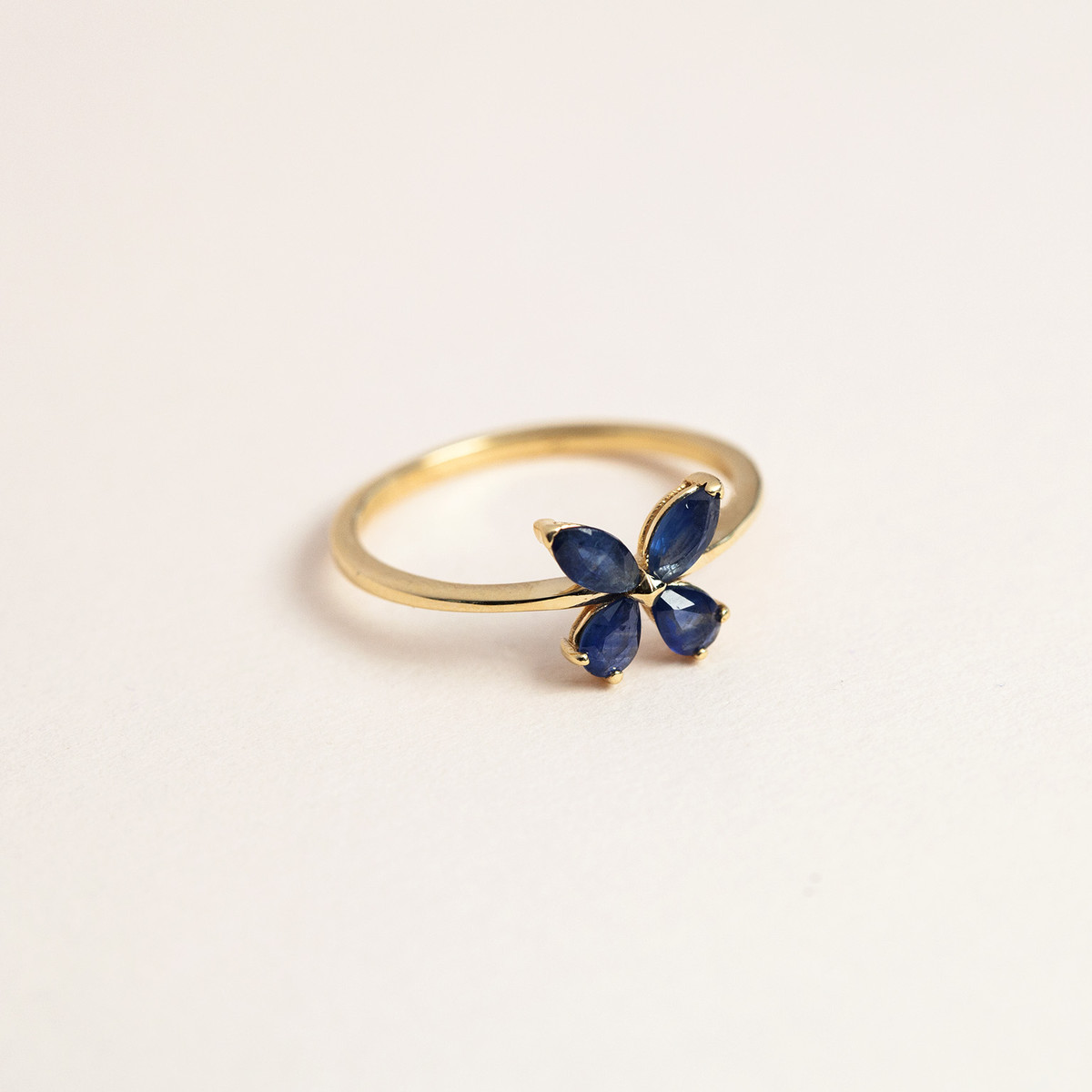 Bague or jaune 375, saphirs, motif papillon.