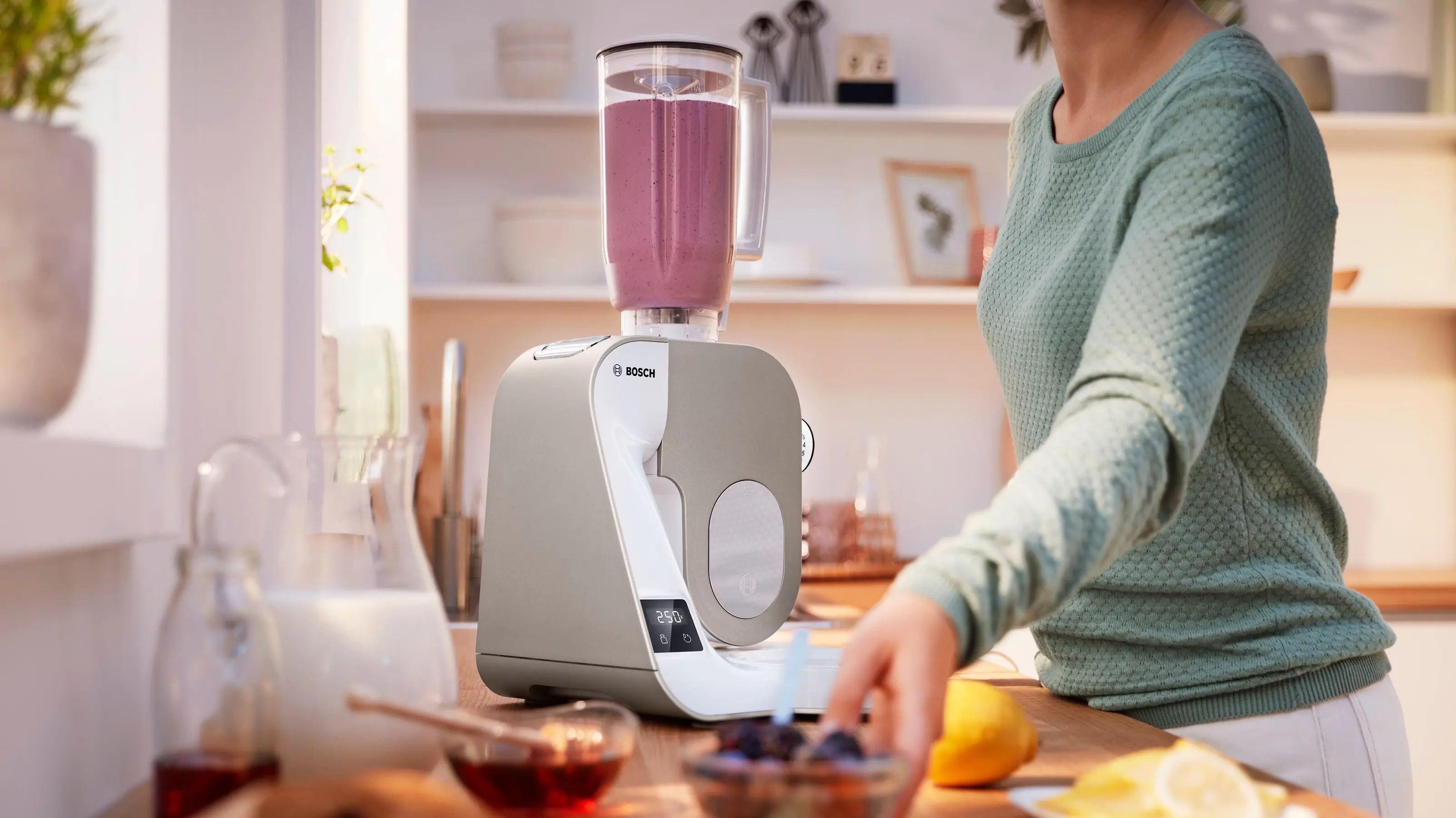 Serie 4 Keukenmachine met weegschaal en timer MUM 5 1000 W Wit, Champagne