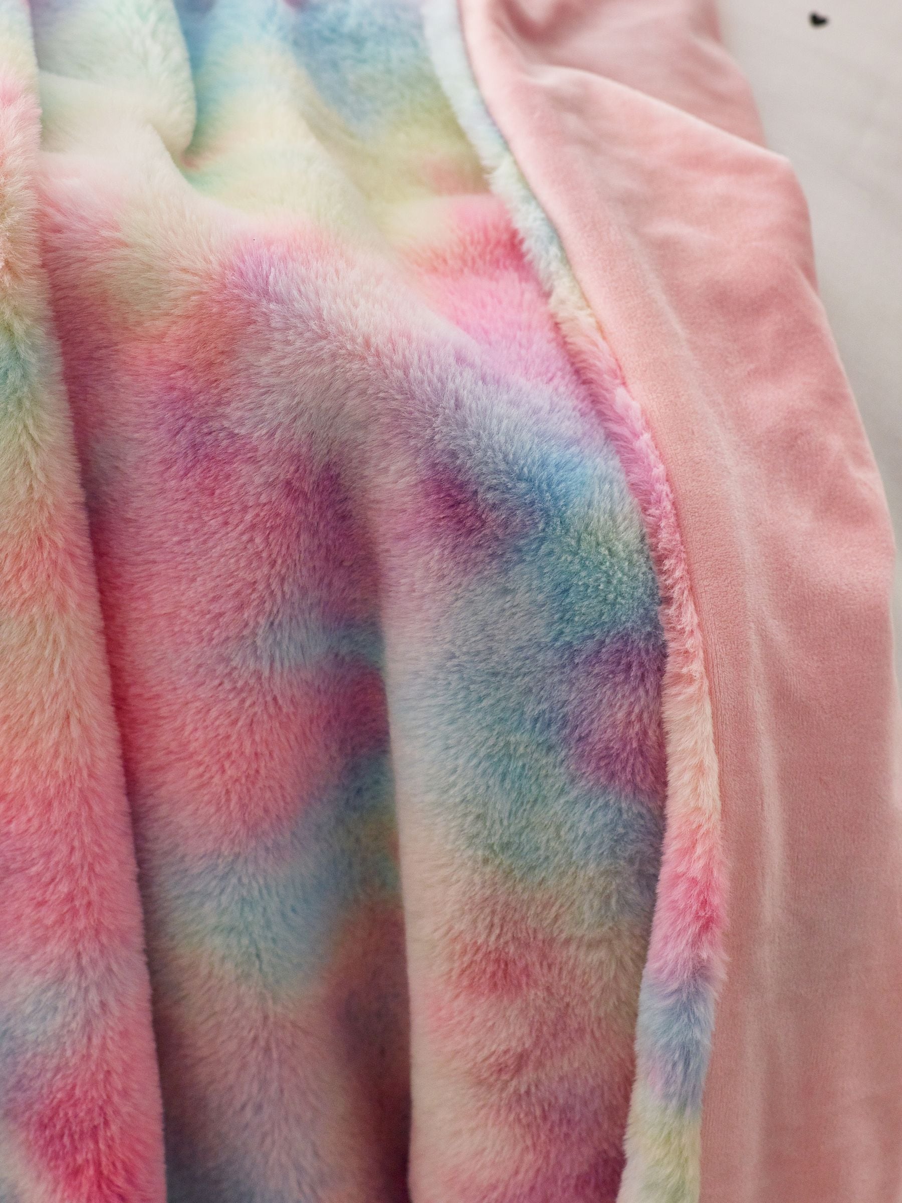 Sprei van imitatiebont met regenboog en ombré-effect