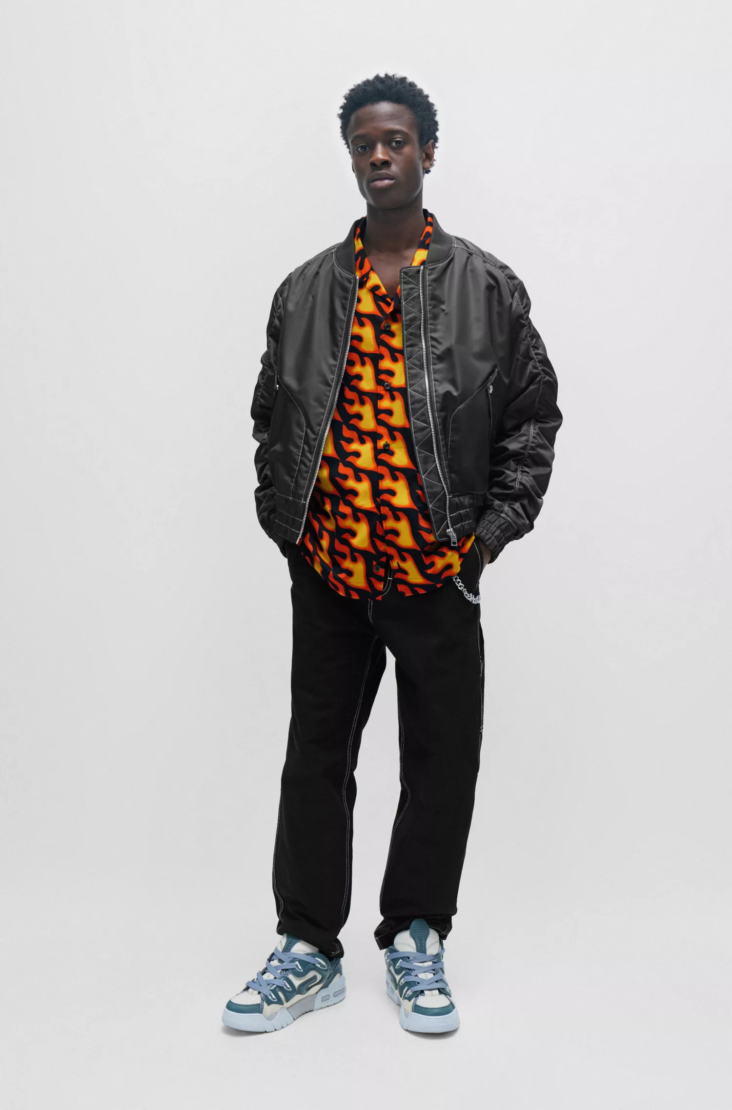 Camisa HUGO vermelha de manga curta com modelagem oversized e estampa da estação.