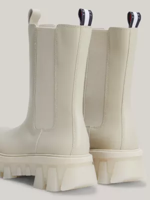 Botas de couro translúcido com solado grosso e travas