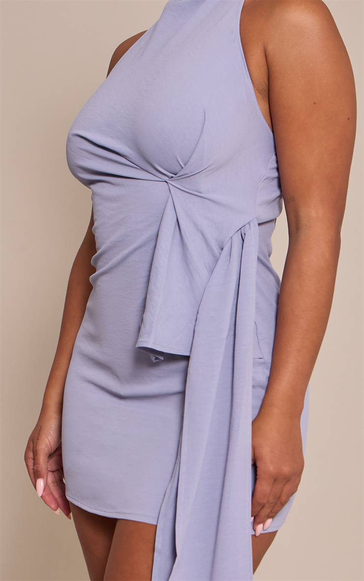 Bleu Robe Mini Moulante En Satin Martelé À Col Montant Avec Drapé Latéral