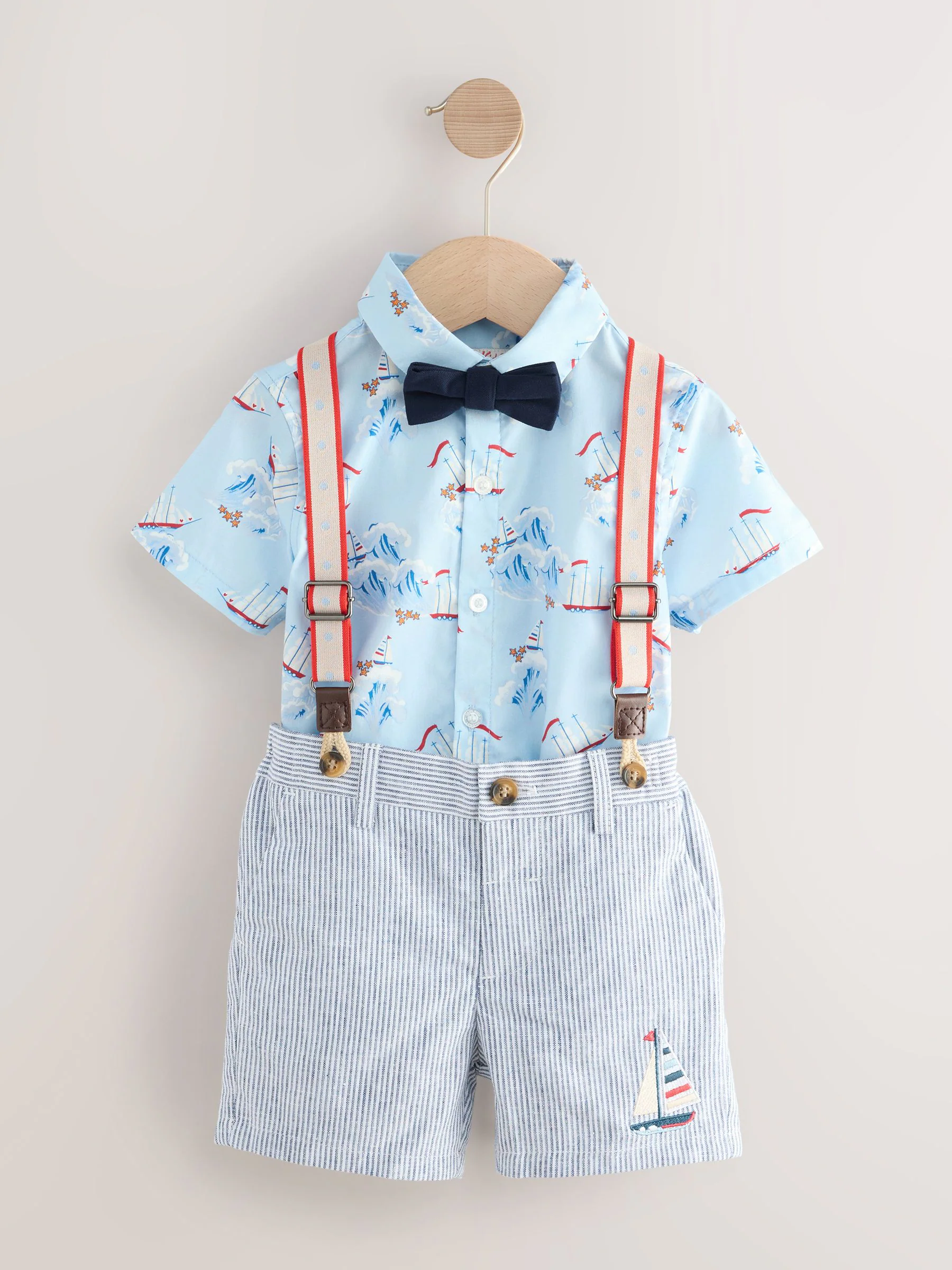 Blauw/wit schip met all-over print - Set van overhemd, bretels, short en vlinderdas (3mnd -7jr)