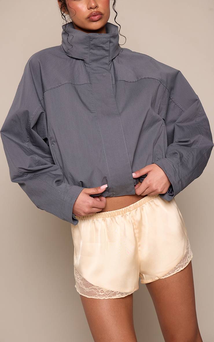 Citron Short Satiné Avec Détails En Dentelle