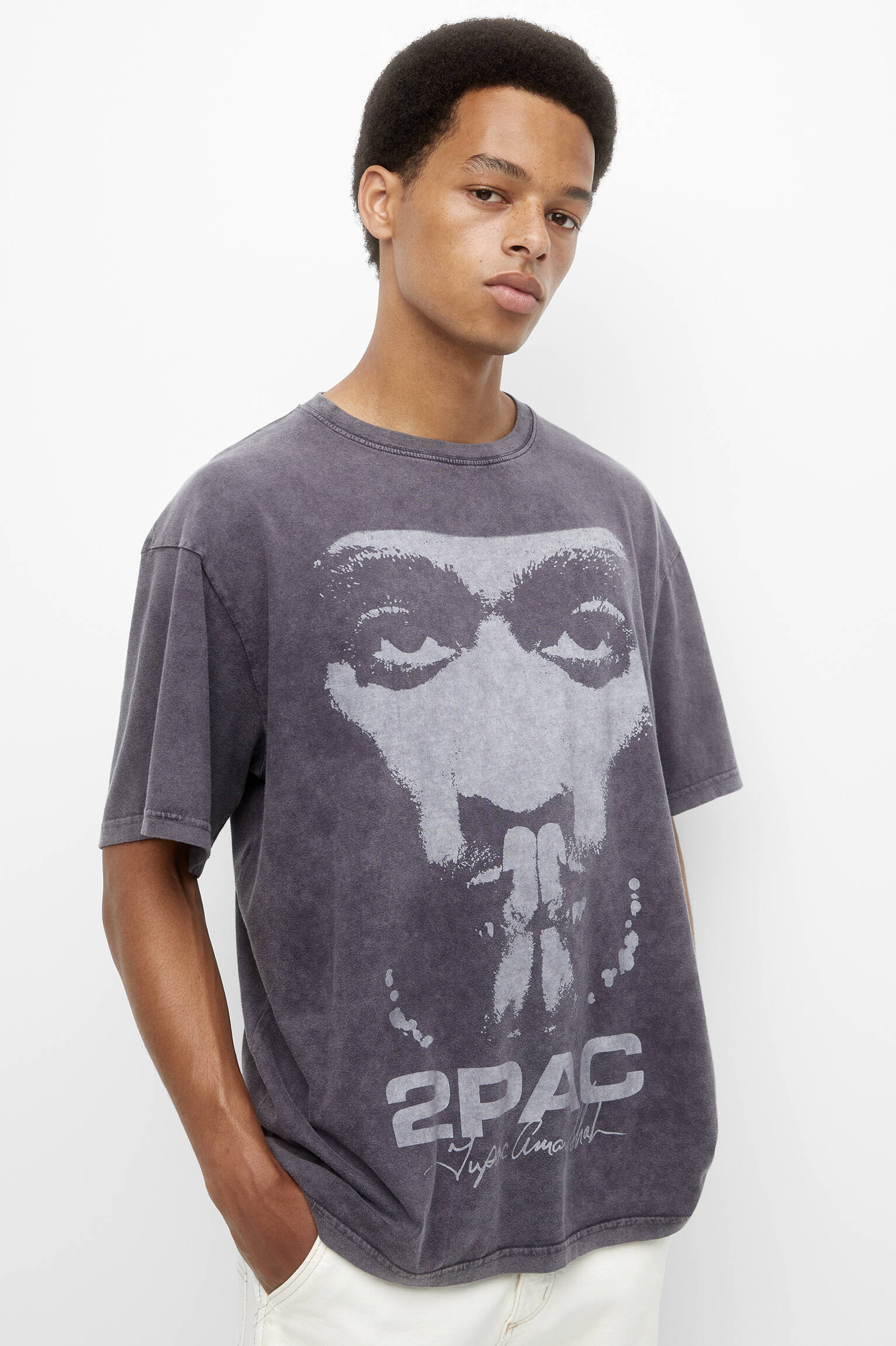 Camiseta Tupac com estampa lavada - Cinza
