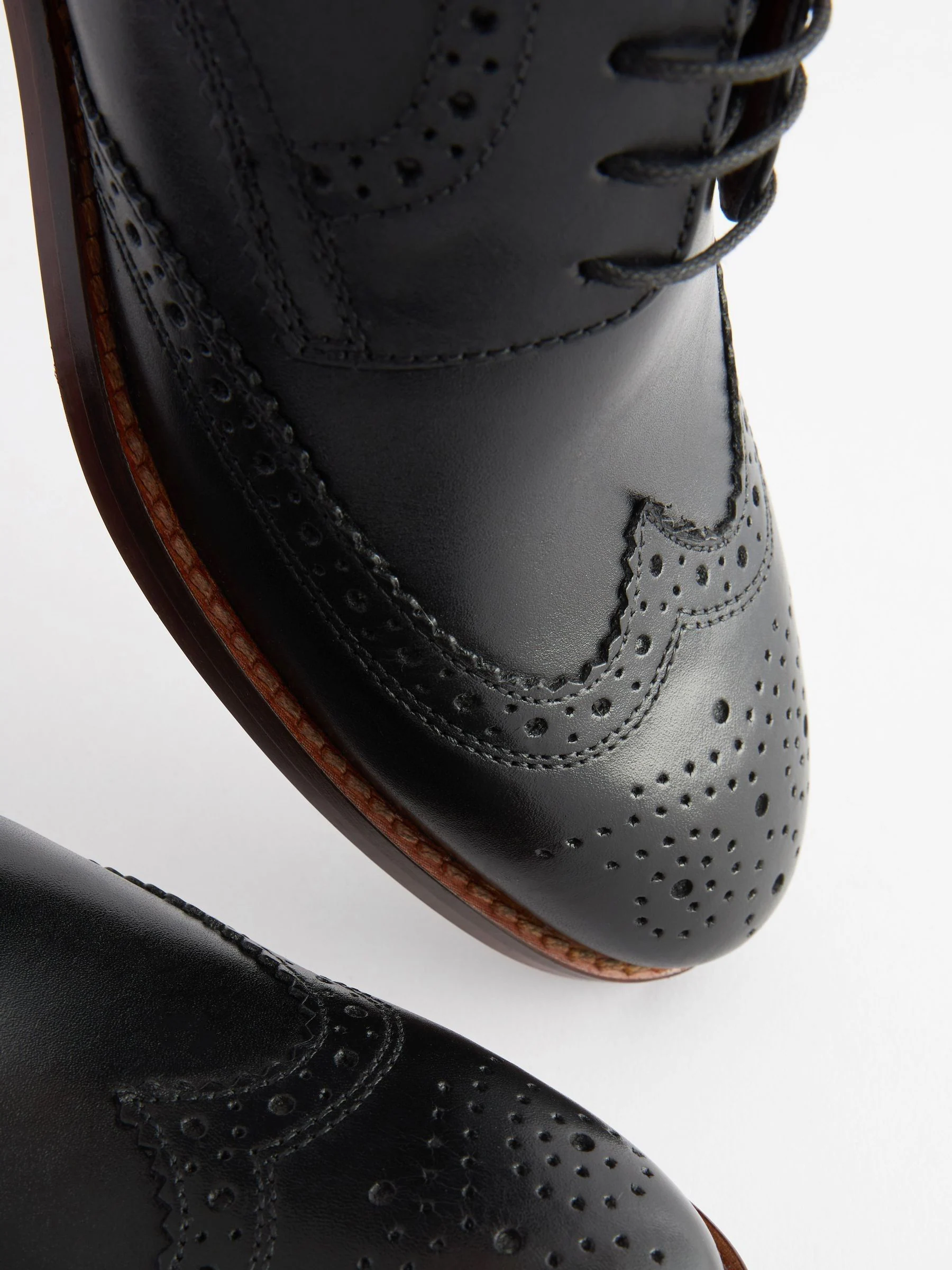 Zwart - Wijde pasvorm - Brogues van leer met contrasterende zool