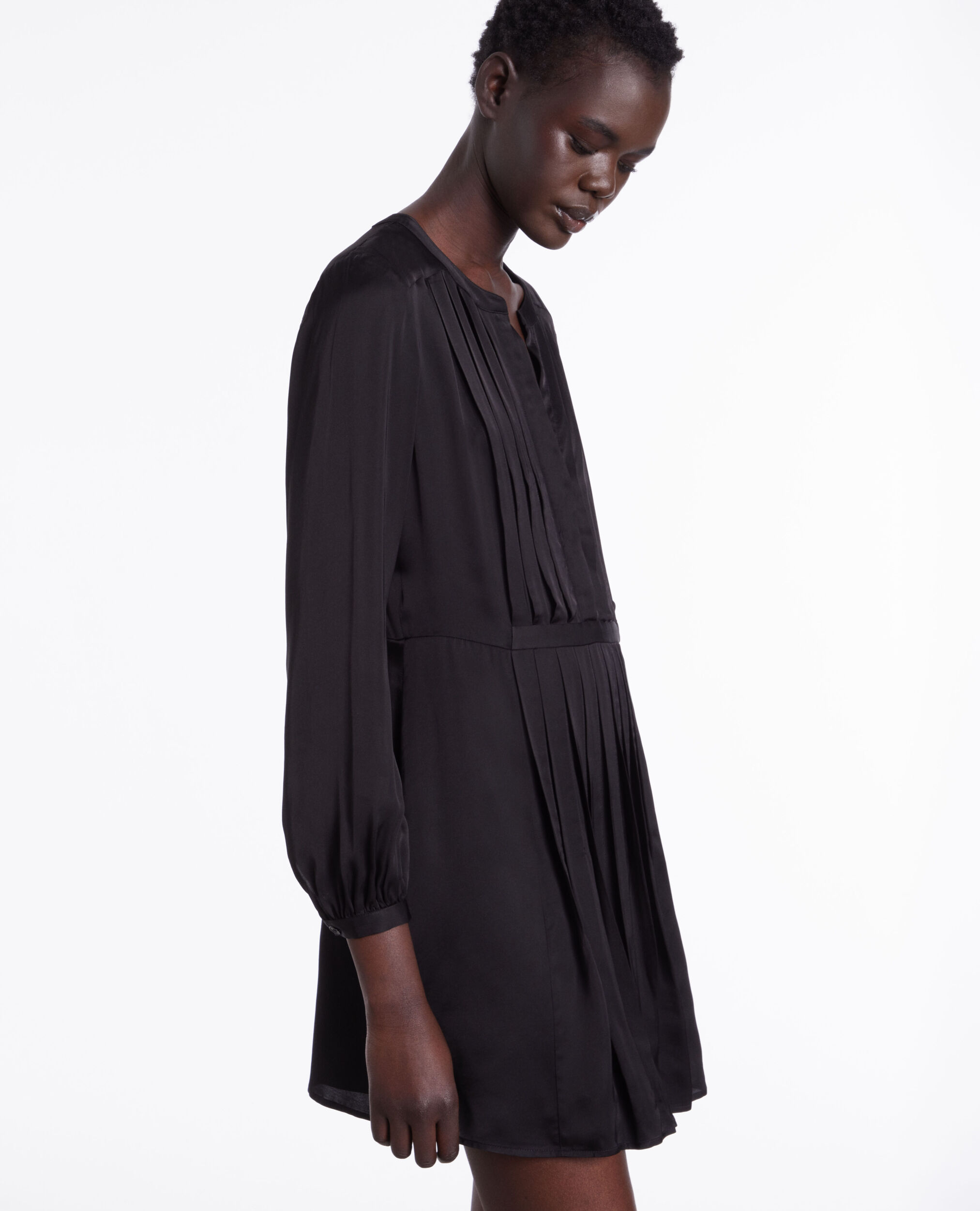 Robe courte noire avec plissage