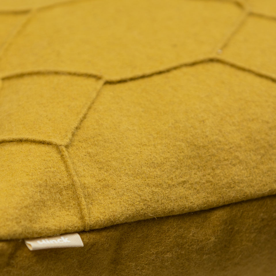 Kussen Hexagon mustard wolvilt