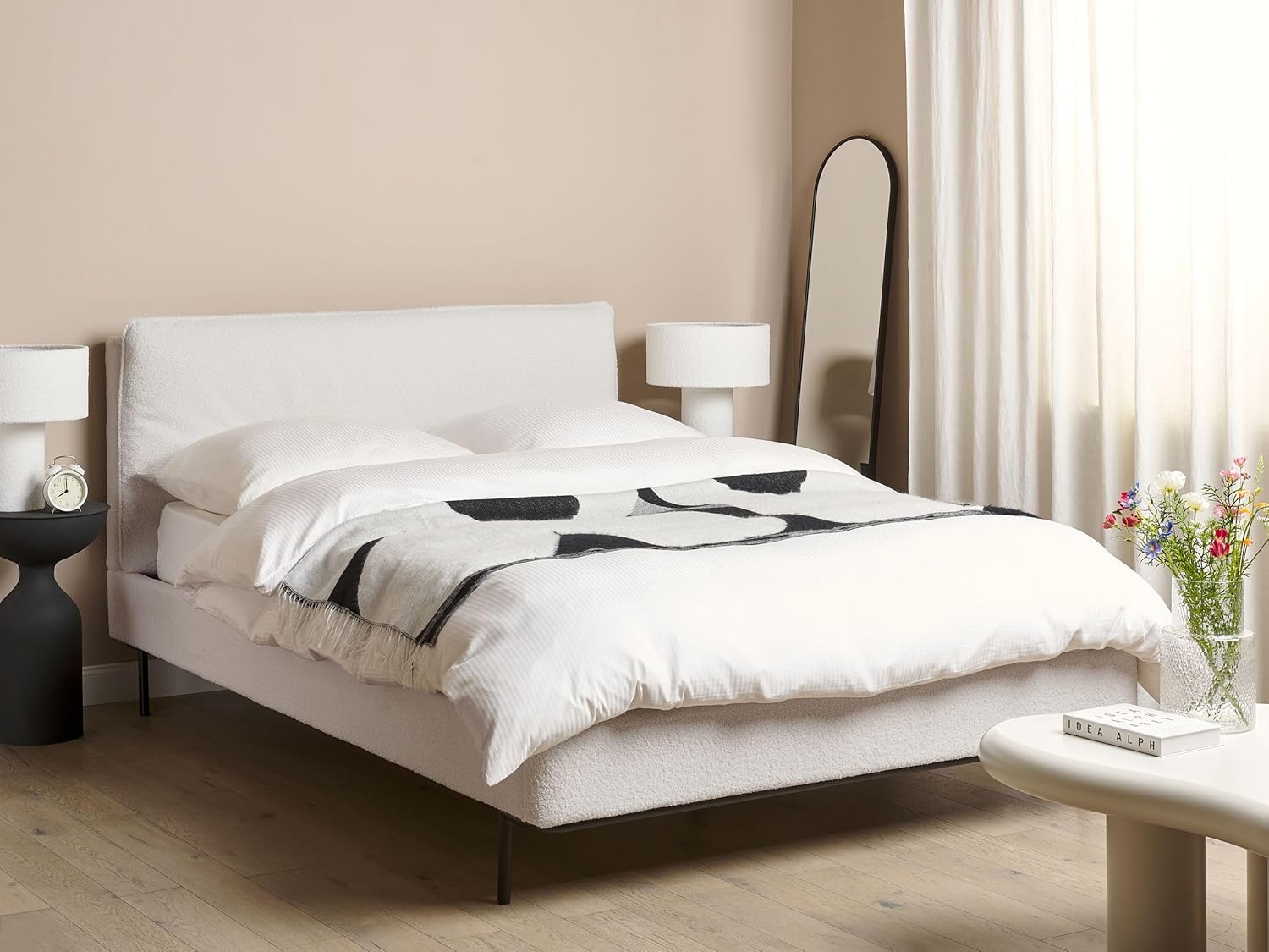 Beliani Polsterbett Stoffbezug Bouclé weiß mit Lattenrost 140x200cm hohes Kopfteil Corio
