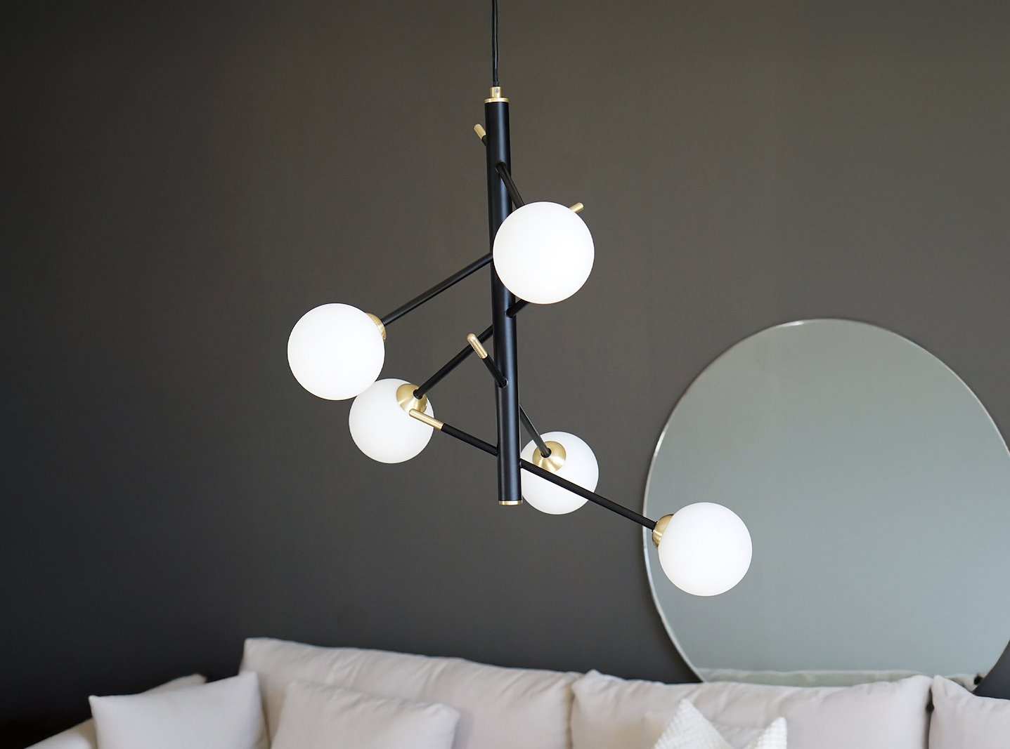Akrobat taklampe Sort med 5 skjermer i opalhvit glass.