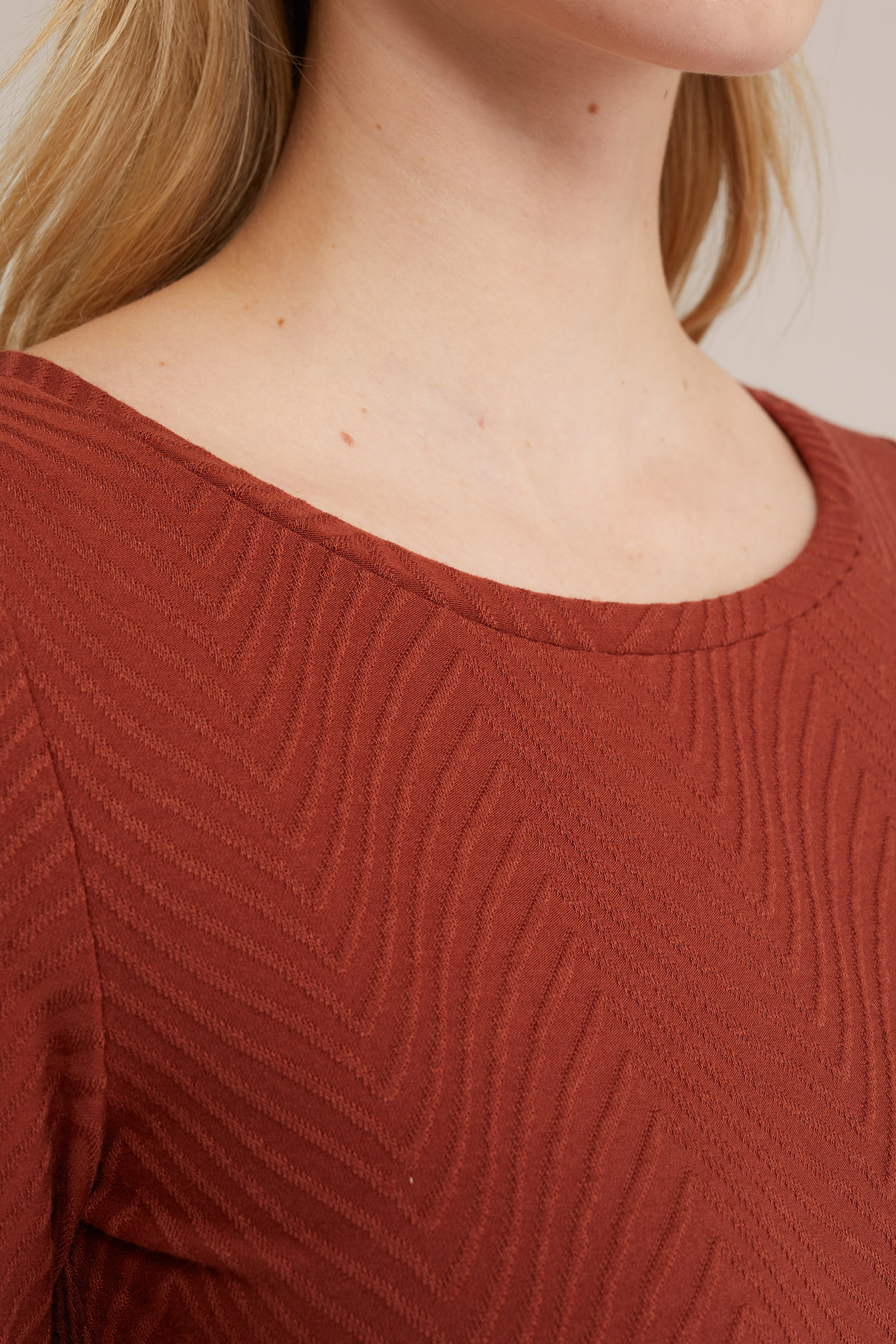 T-shirt met structuur WE Fashion Kaneelbruin