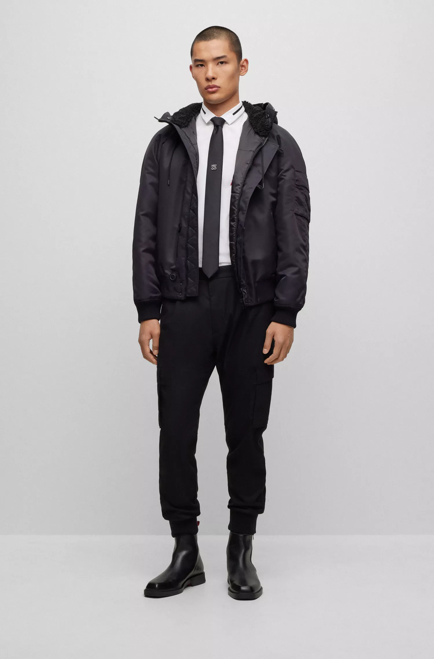 Camisa HUGO vermelha, extra slim fit, em algodão com detalhes contrastantes.
