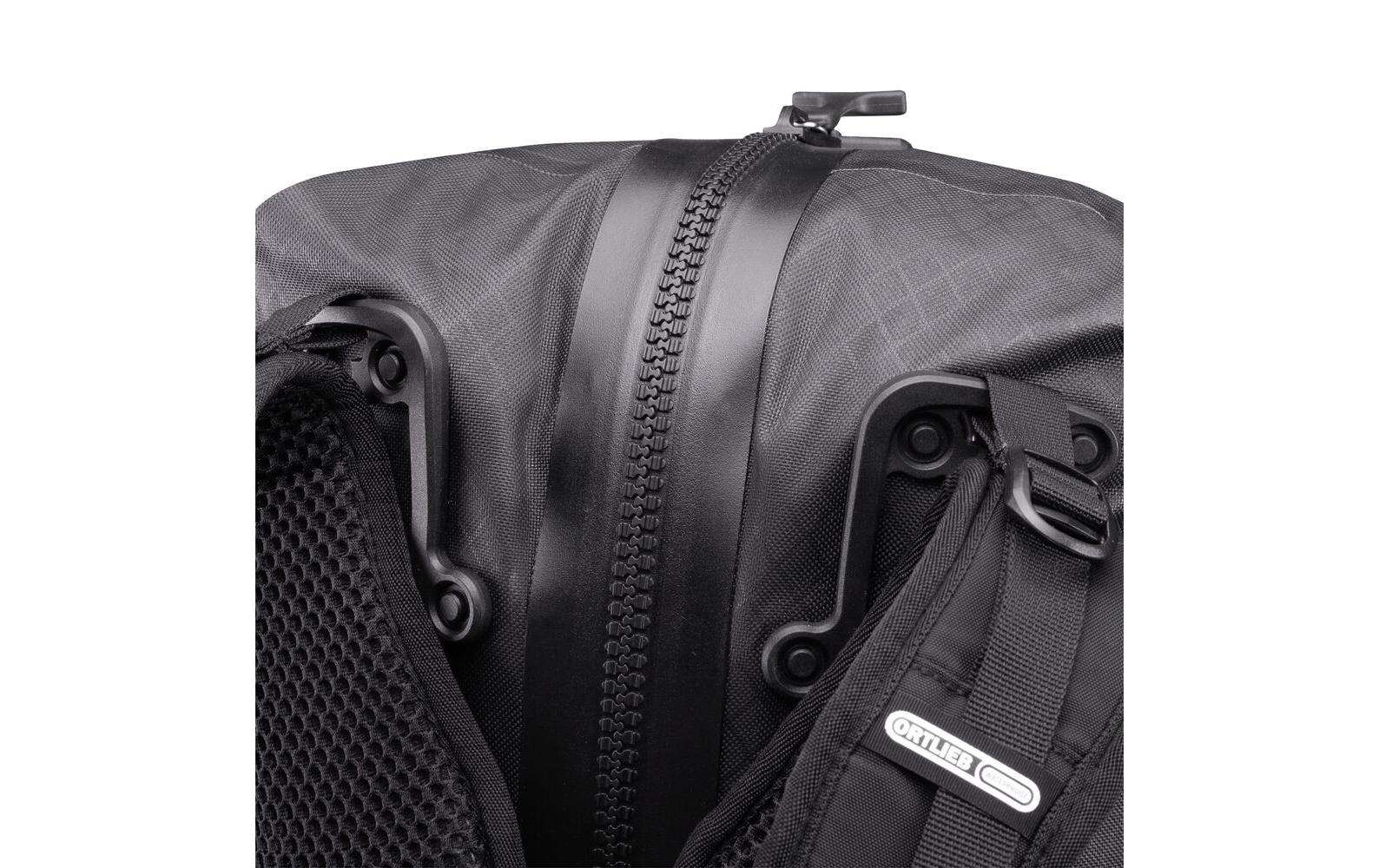 Duffle Bag Atrack Metrosphere 34L, Black embossed<br>Modischer Rucksack für Reise und Kurztrips