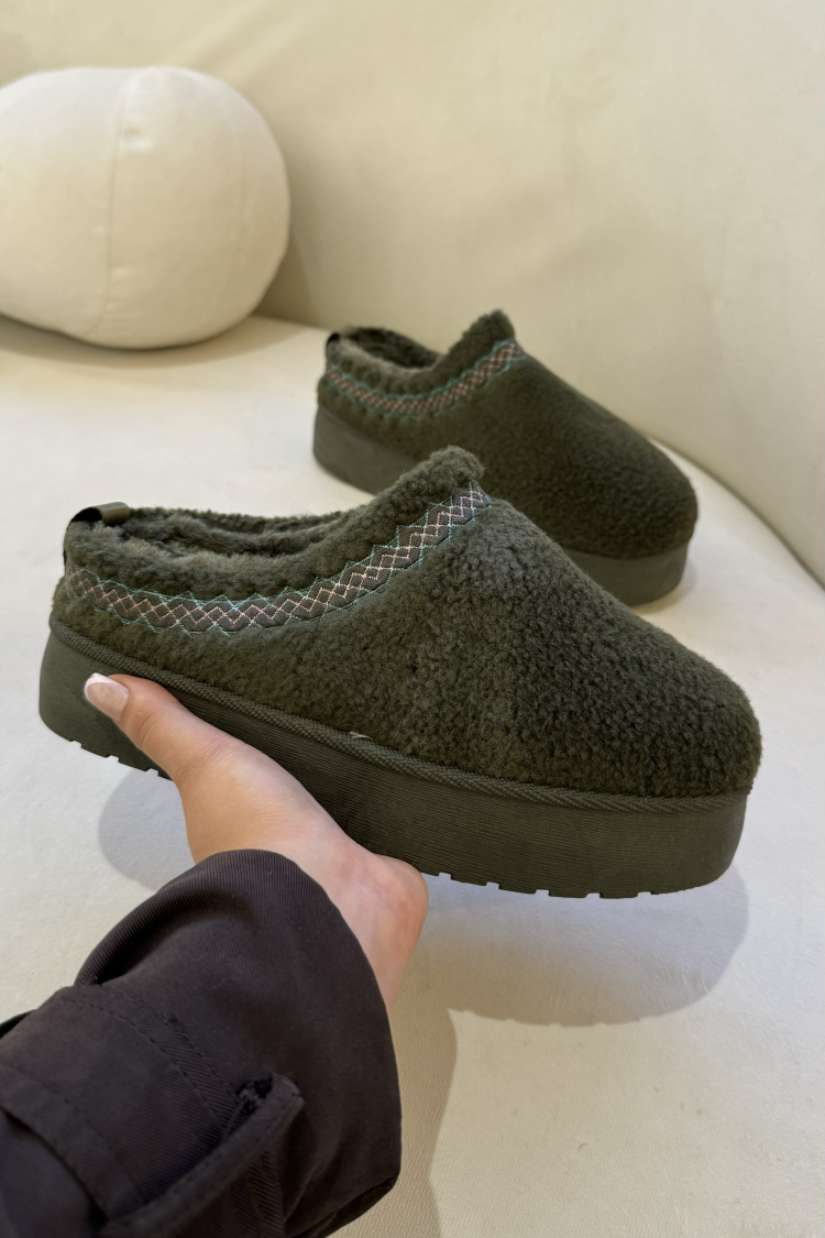 Bottines chaussons kaki en peau de moutons ouverts
