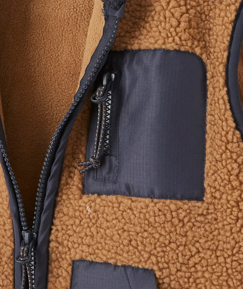 LA VESTE SANS MANCHES MARRON EN BOUCLETTES AVEC POCHES