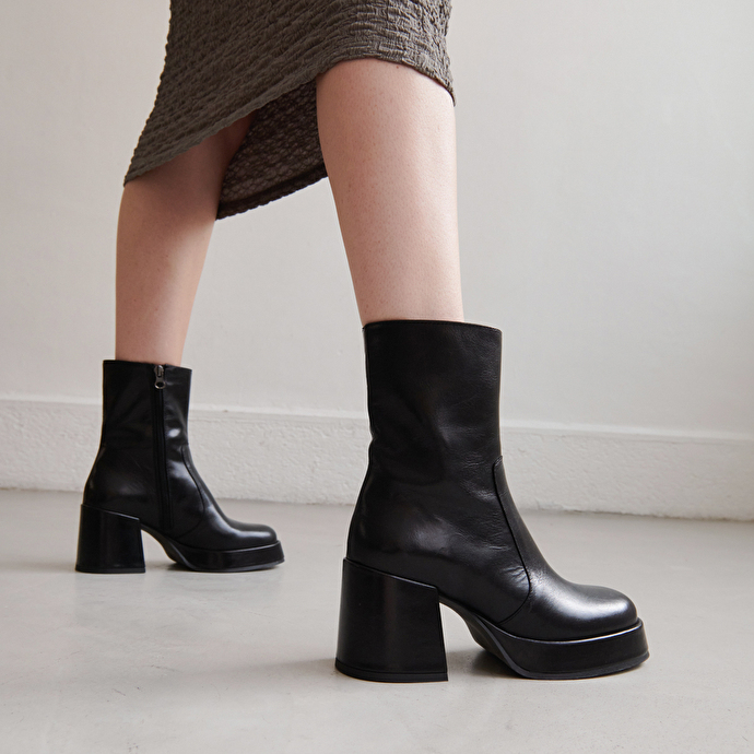 Bottines à talons et bouts carrés  en cuir noir
