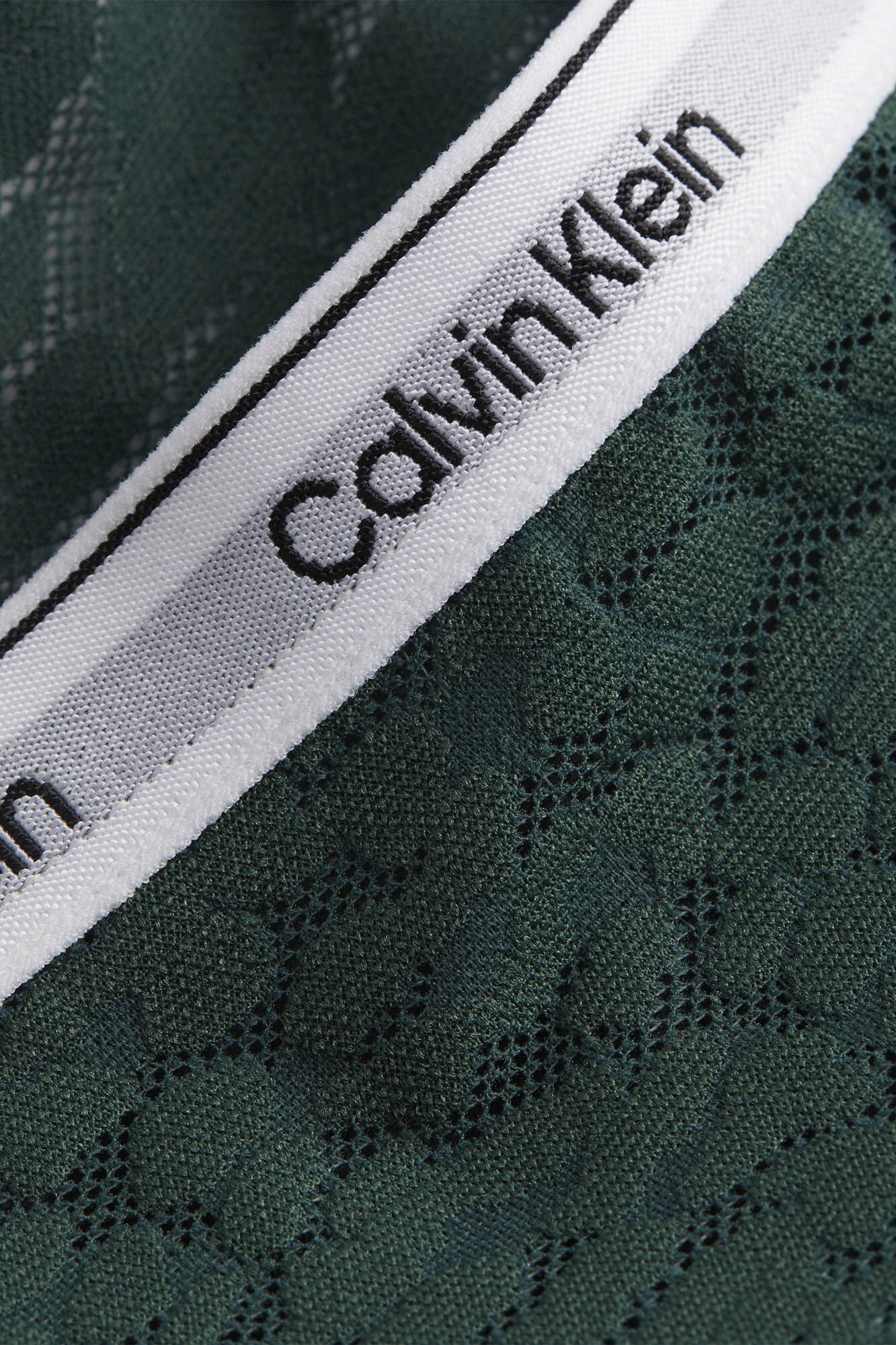 Pacote com 3 calcinhas clássicas com logo moderno e detalhes em renda.