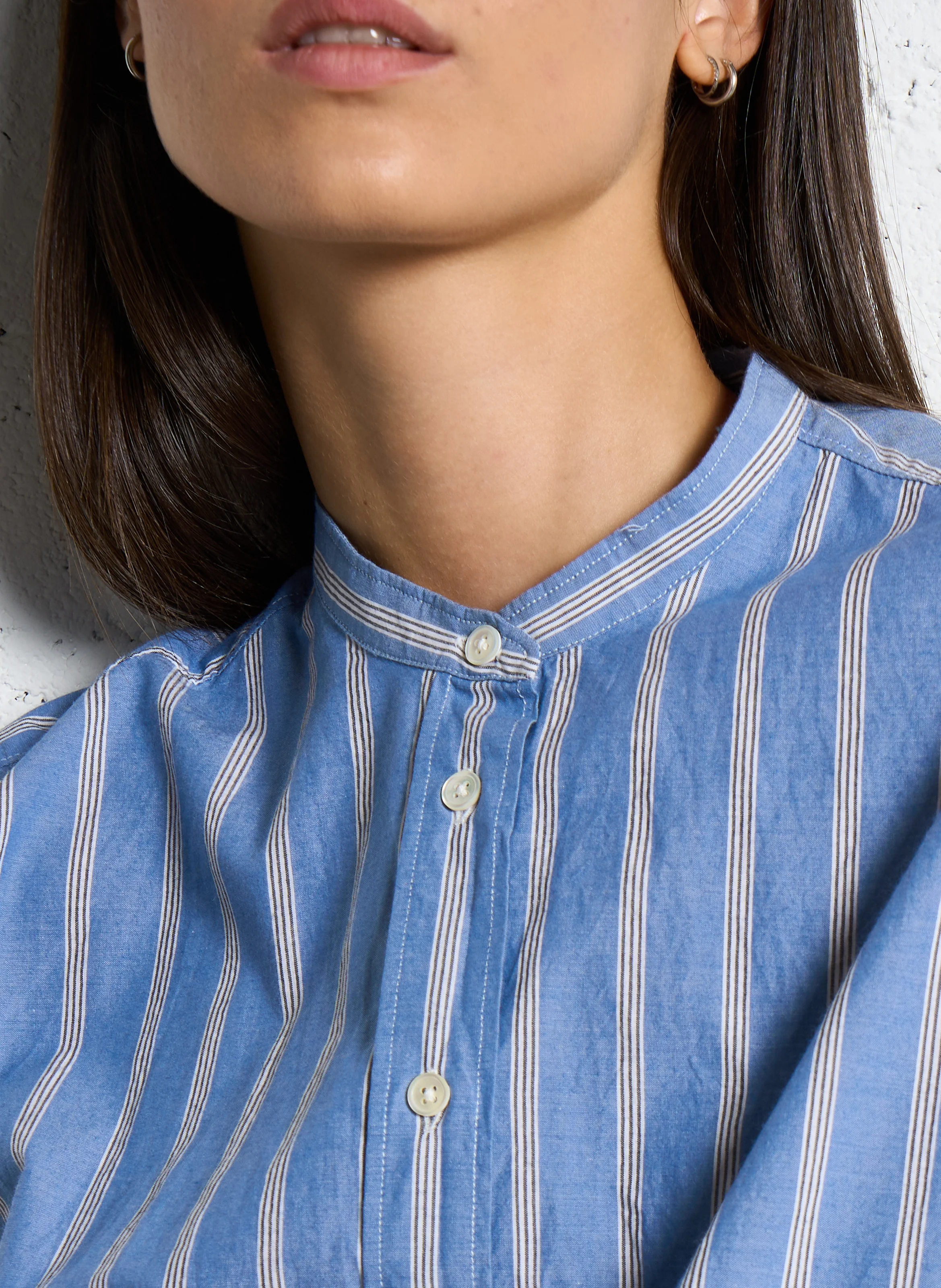 CRISTAL - Chemise col rond droite en coton rayé | Bleu