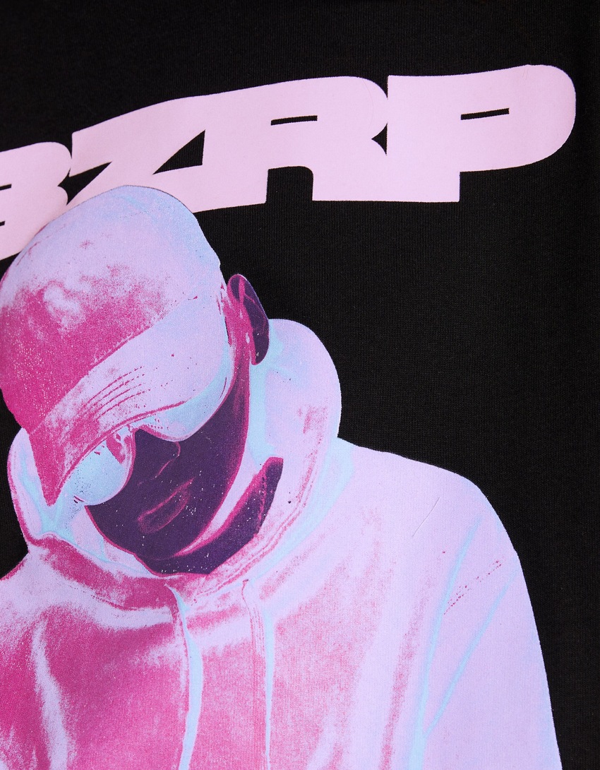 Camiseta de manga curta oversized com estampa BERSHKA ft. BIZARRAP