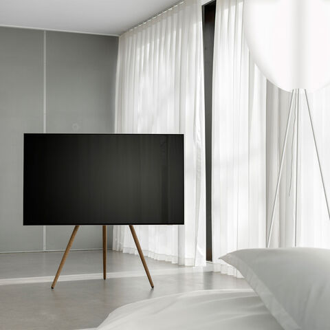 Bülow Stand BS19 Black – exclusieve TV-vloerstandaard met drie poten Black Oak