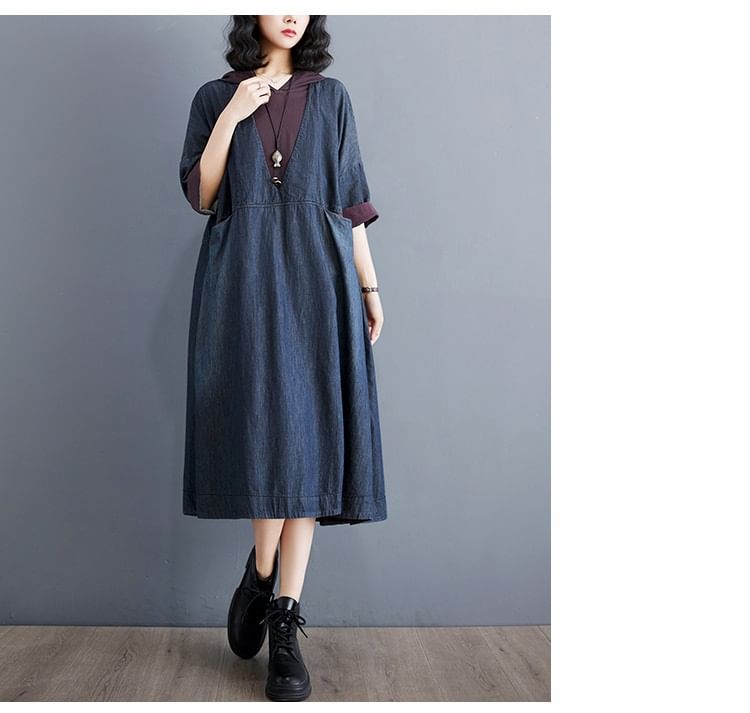 Lewwe - Midi-tuniekjurk met 3/4-mouwen en tweekleurige denim panelen en capuchon