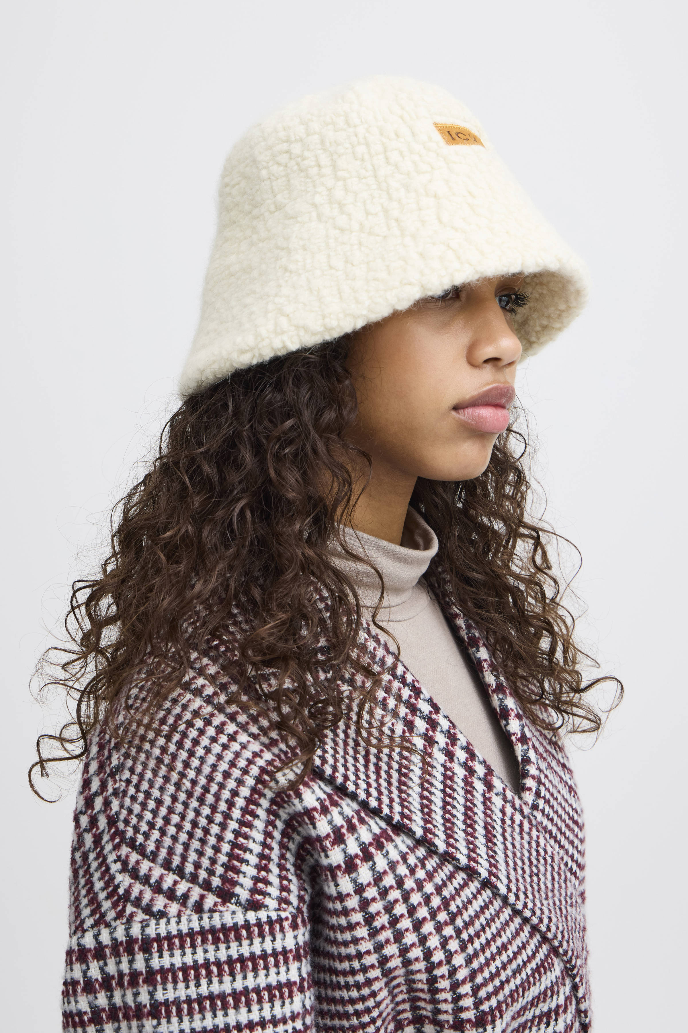 ICHI bucket hat met teddy IAJOVANNI ecru