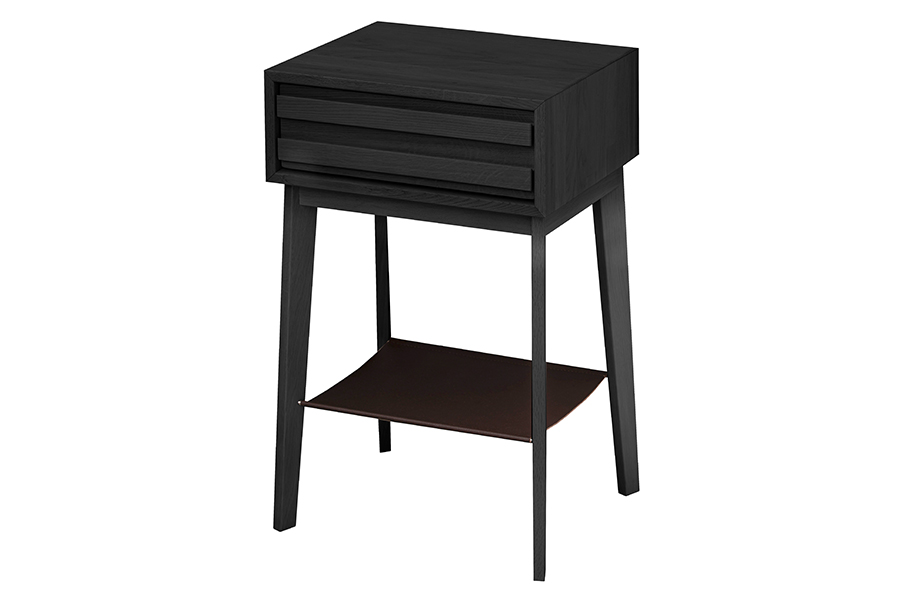 Eicon tall nattbord Sortbeiset eik med hylle. H: 72,5 cm.