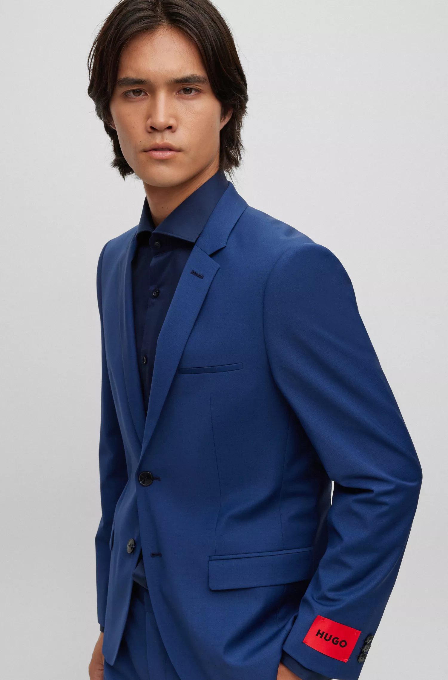 Terno HUGO vermelho, extra slim fit, em tecido de alta performance com elasticidade.