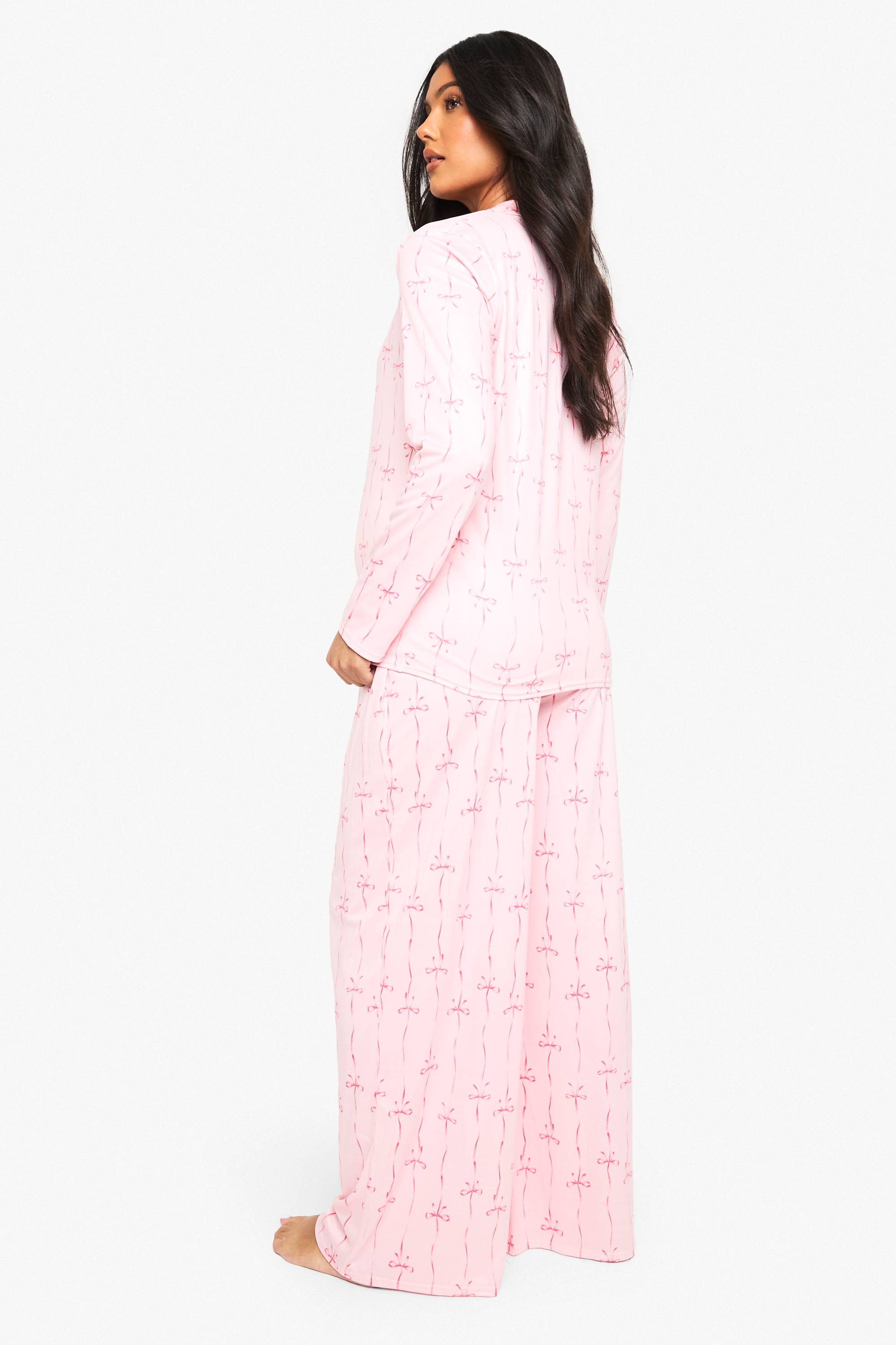 boohoo CHEMISE DE MATERNITÉ À MANCHES COURTES À IMPRIMÉ NŒUD PAPILLON ROSE ET SHORT