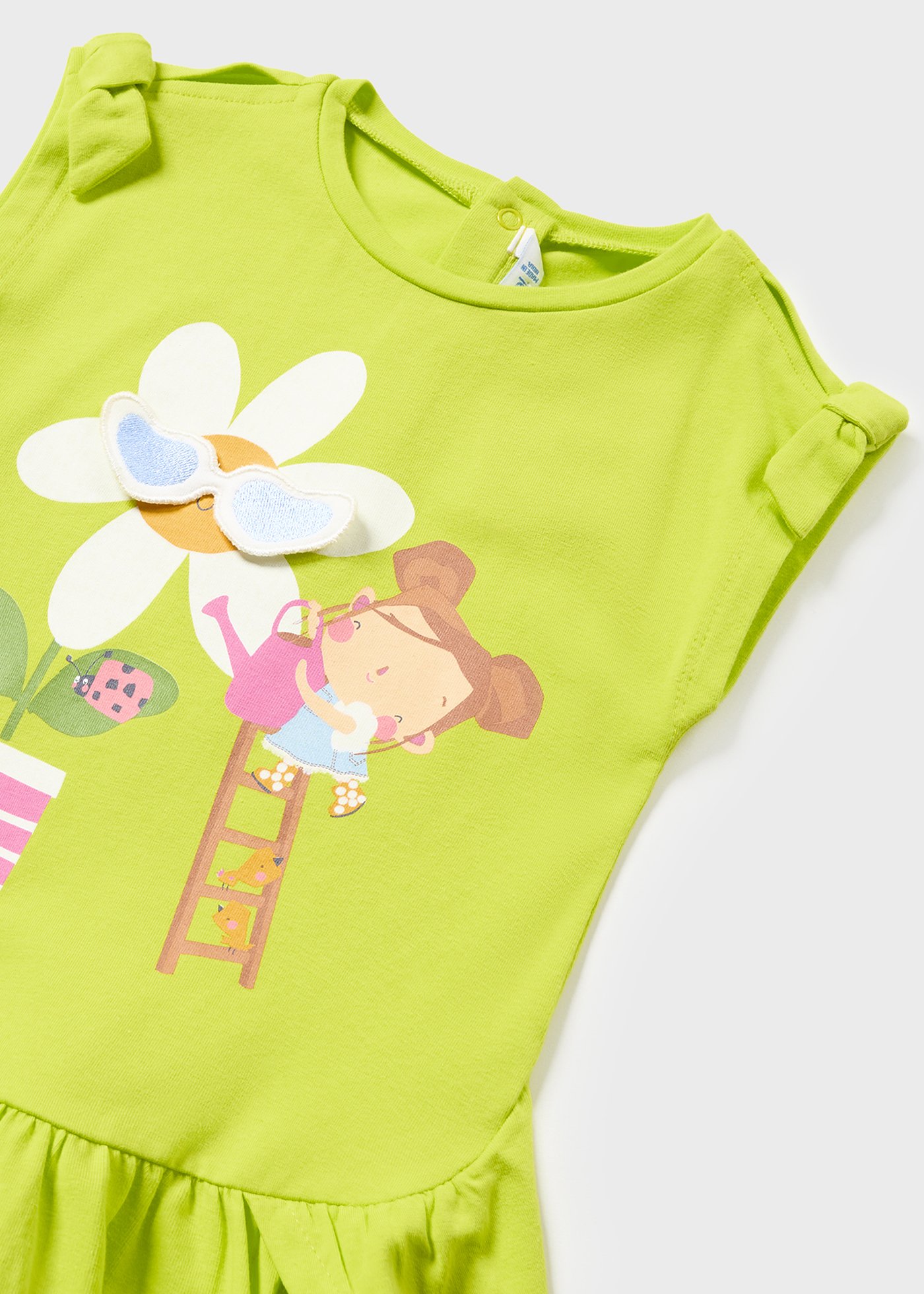 Vestido de bebê com estampa interativa feito de algodão sustentável.