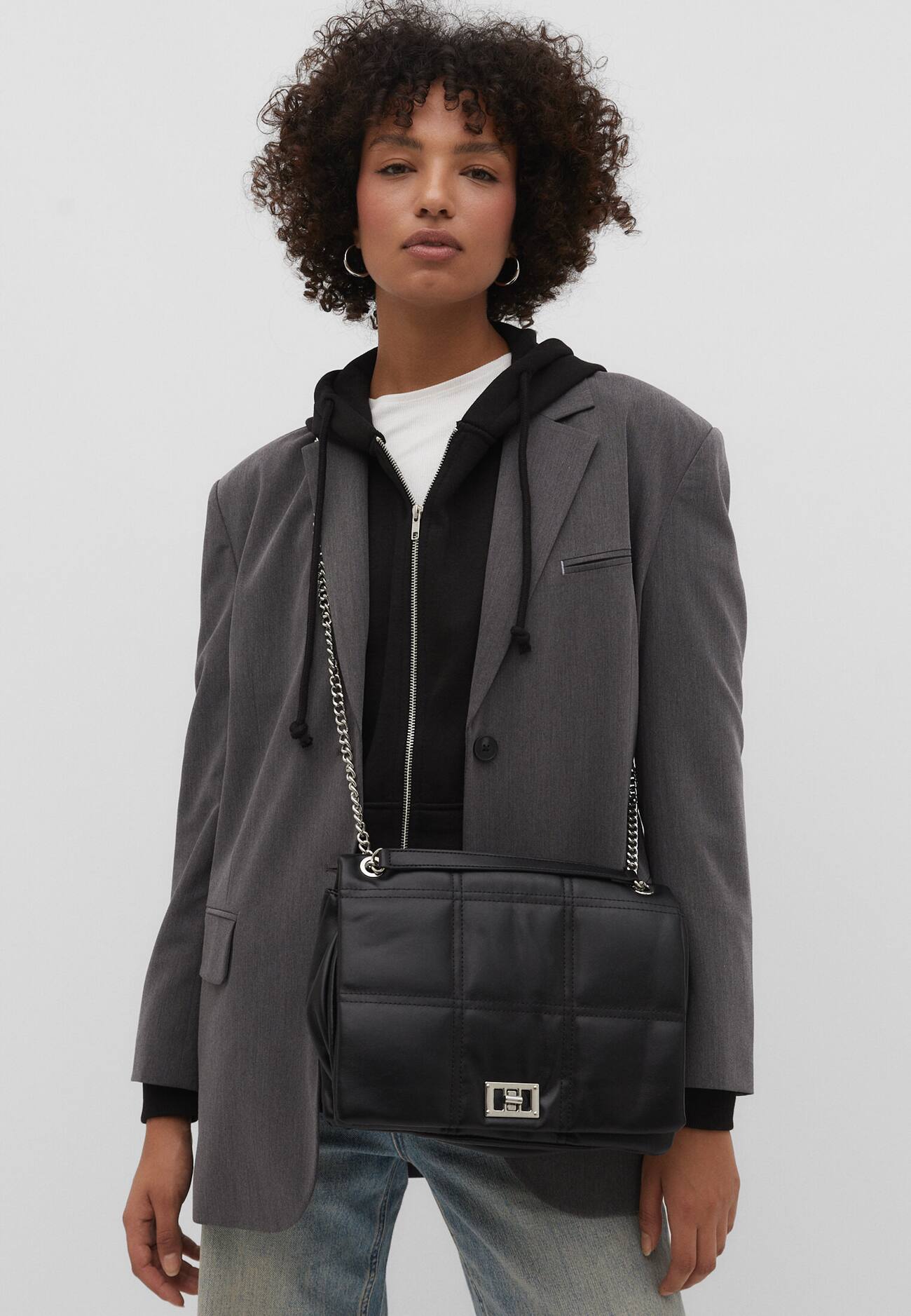 Bolsa transversal acolchoada com fecho grande