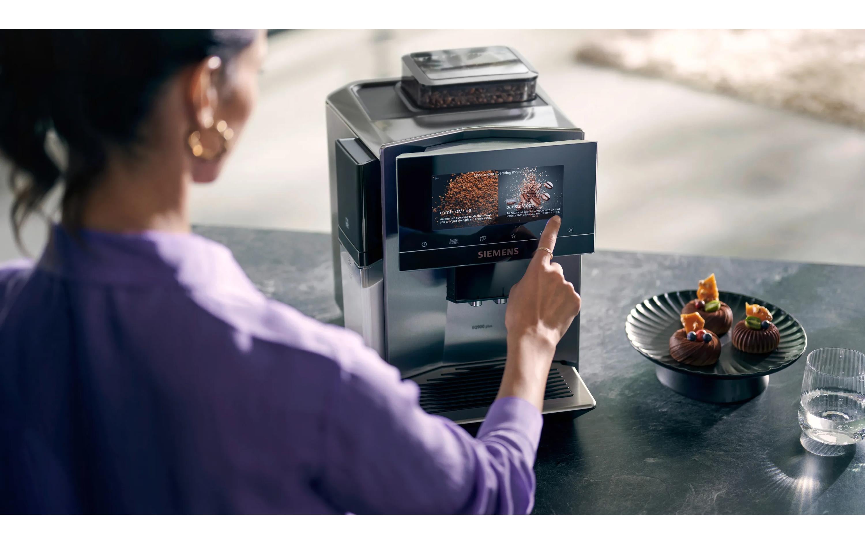 Kaffeevollautomat EQ900 plus TQ903DZ3 Edelstahl<br>Vollautomatische Kaffeemaschine mit beanIdent-System für optimale Röstungen